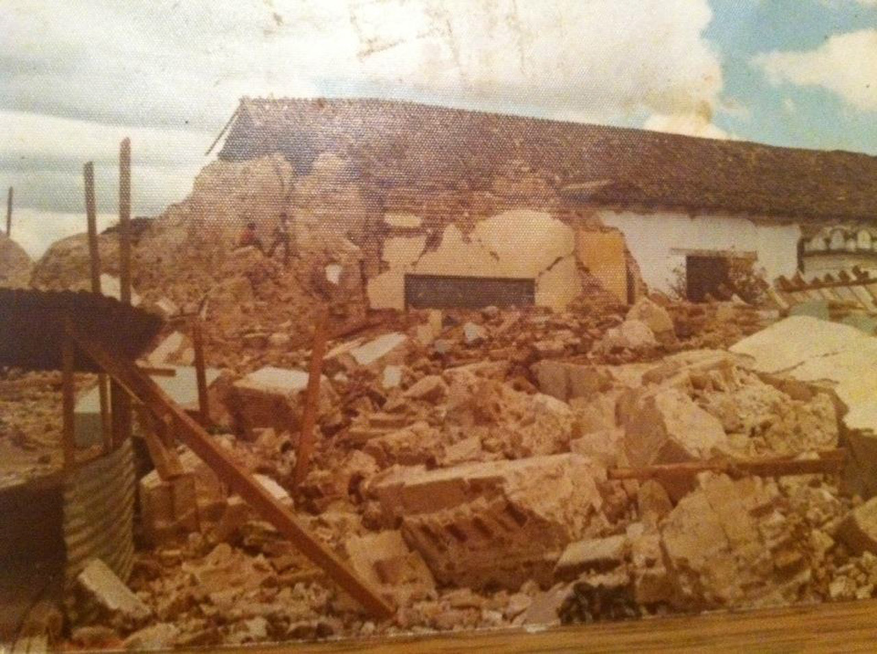 Iglesia catolica y Escuela de niñas despues del terremoto de 1976, de San Martin Jil. Chimaltenango Guatemala, tomada en febrero de 1976 por el señor Ramiro Martinez.