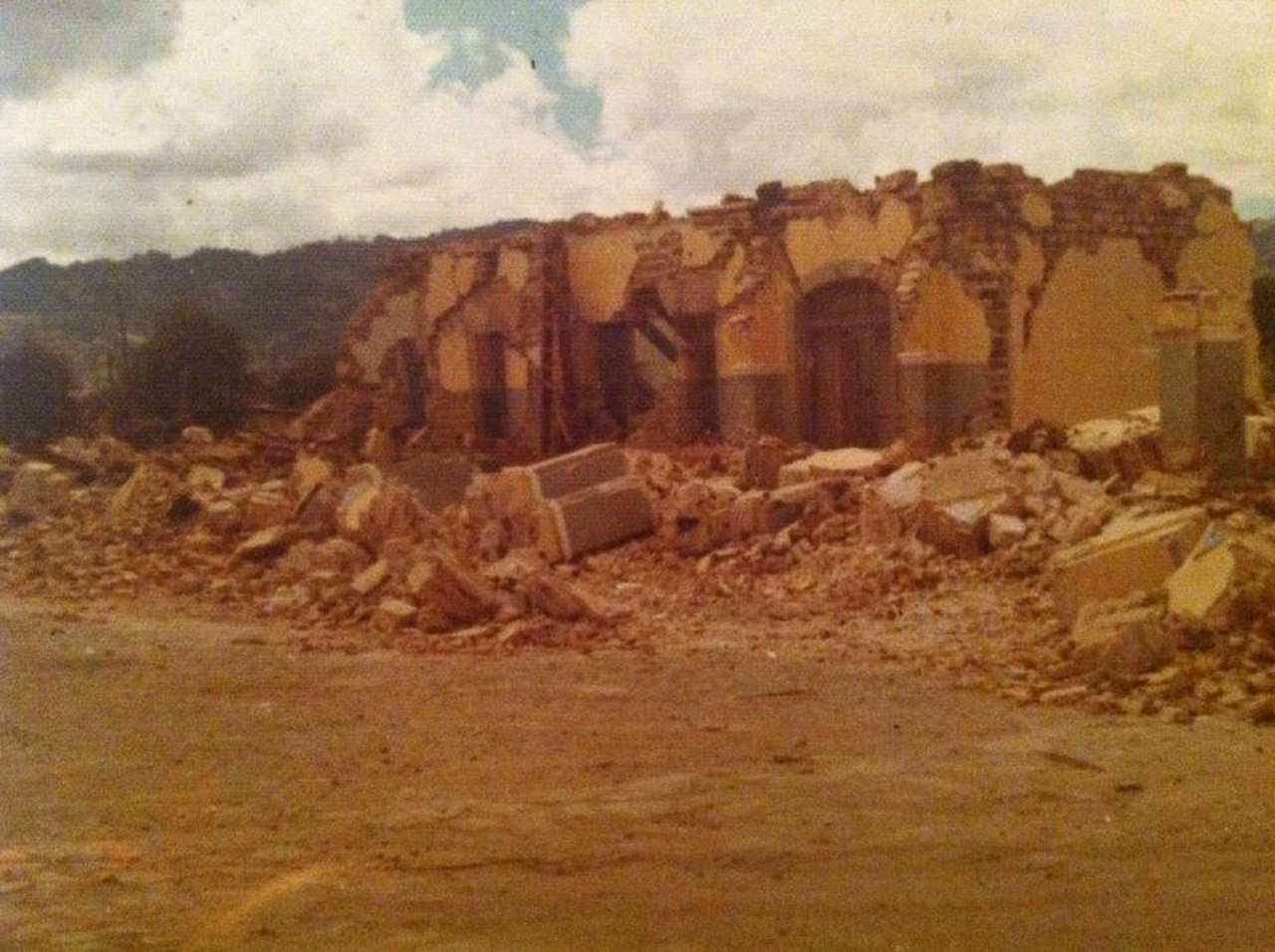Municipalidad de San Martin Jilotepeque, despues del terremoto de 1976, tomada en febrero de 1975 por el señor Ramiro Martinez