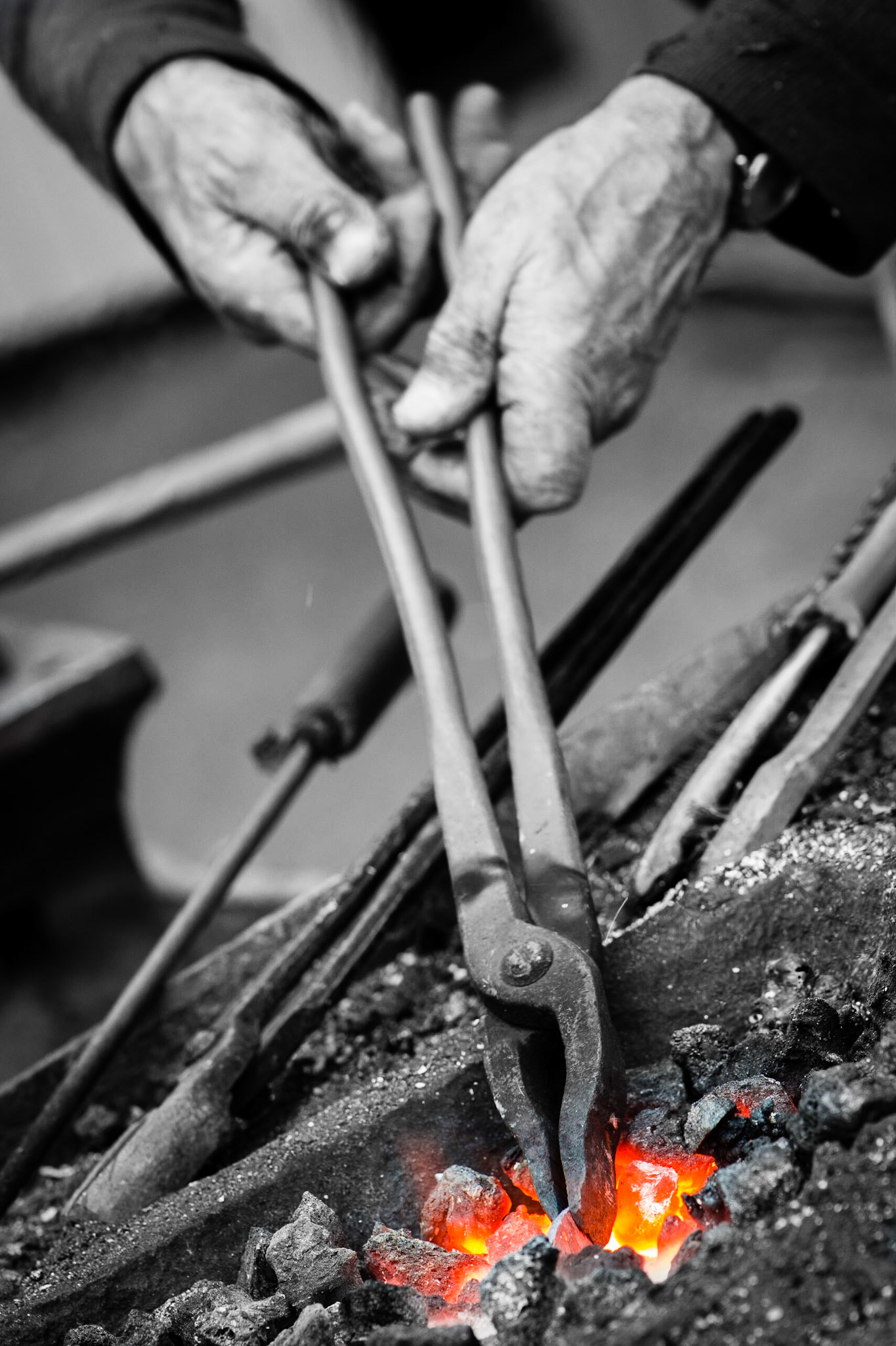 Making bolts the old style.