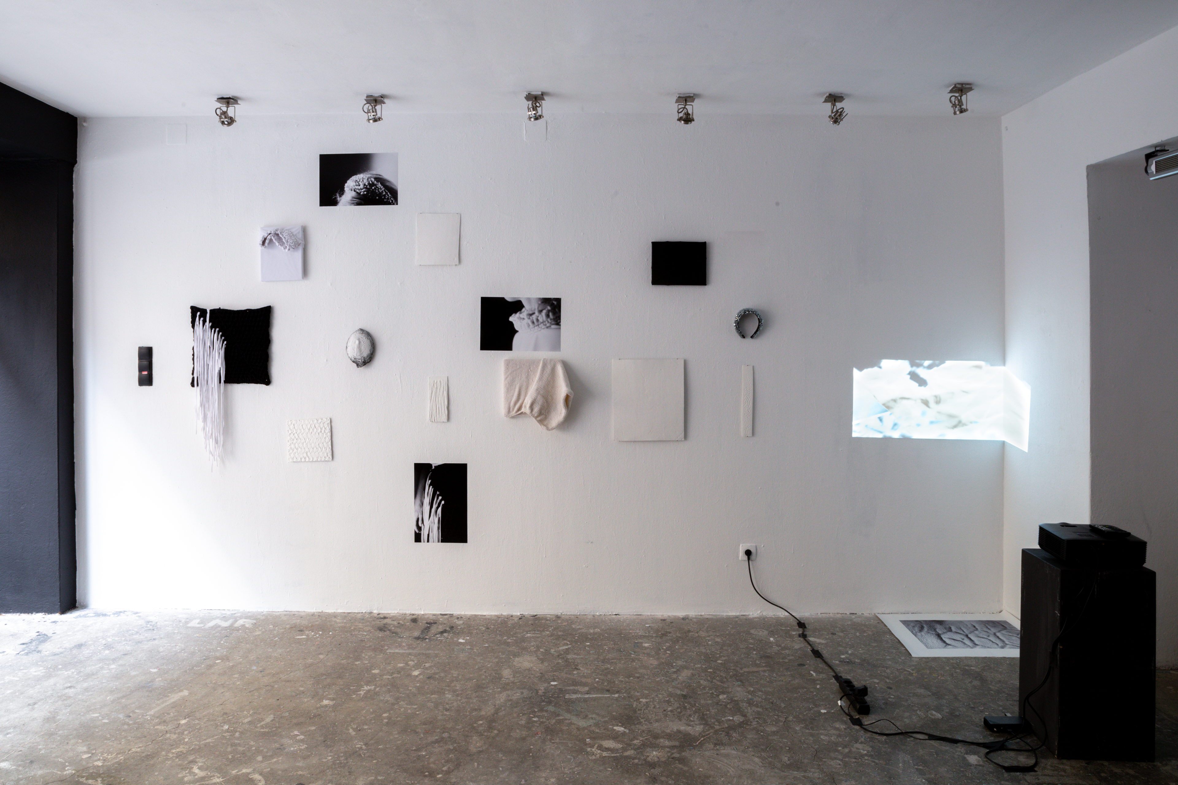 Extended Surfaces, Improper Walls, #fotowienselected 2021, Ausstellungsansicht (c) Maria Belova