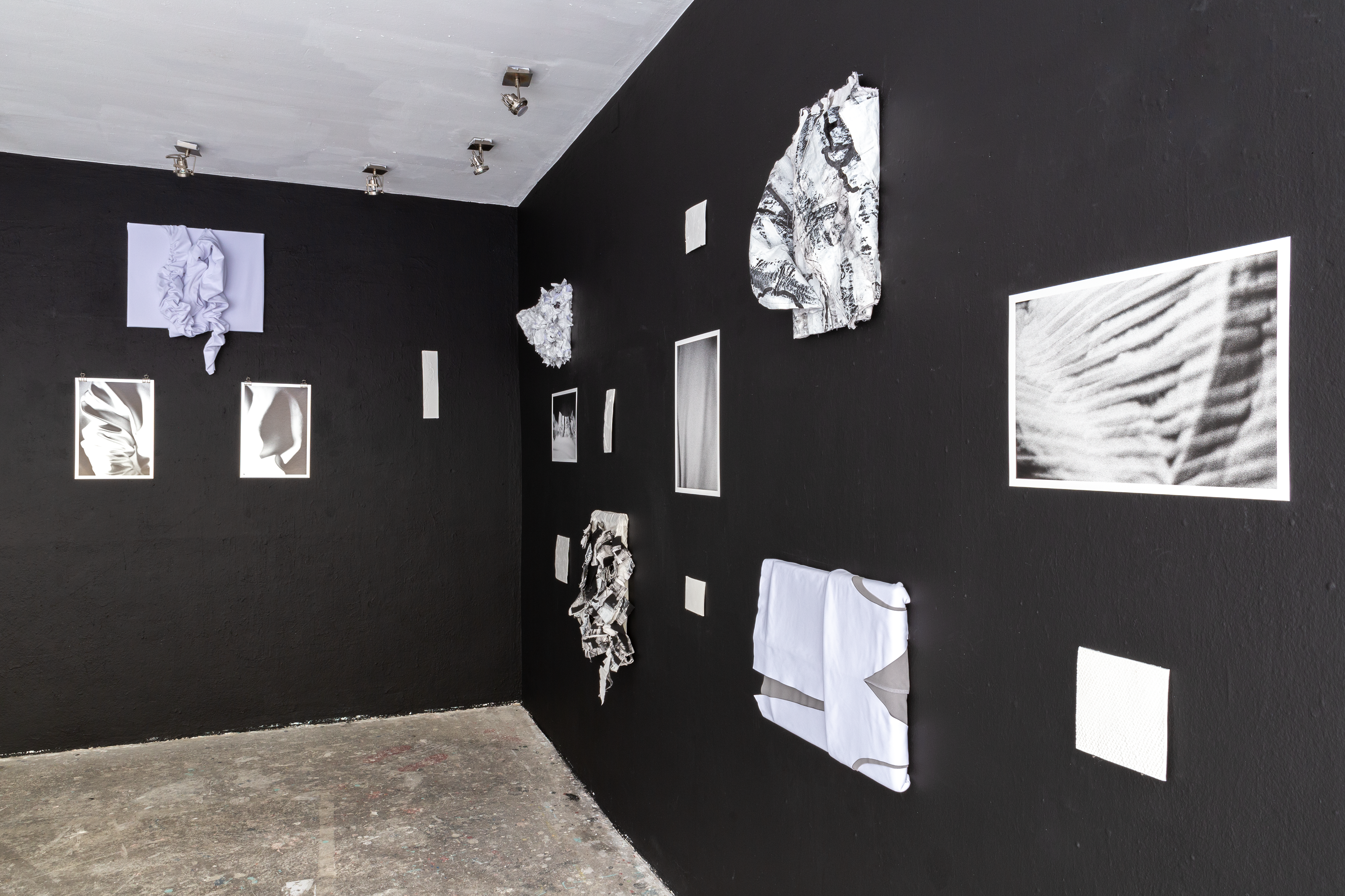 Extended Surfaces, Improper Walls, #fotowienselected 2021, Ausstellungsansicht (c) Maria Belova