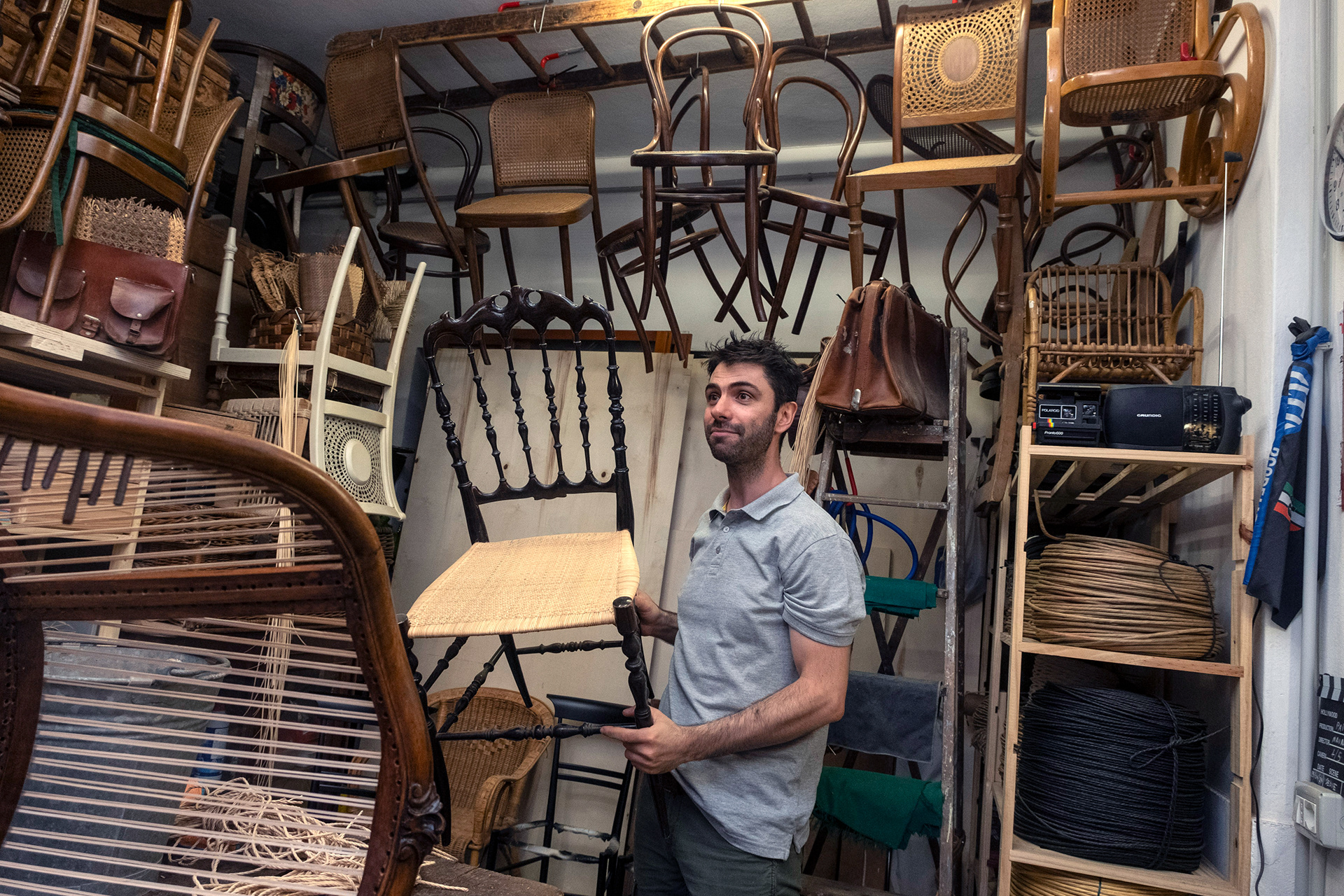 07.08.2024 Milano, Via Azzo Carbonera. Il più giovane impagliatore di sedie di Milano. 