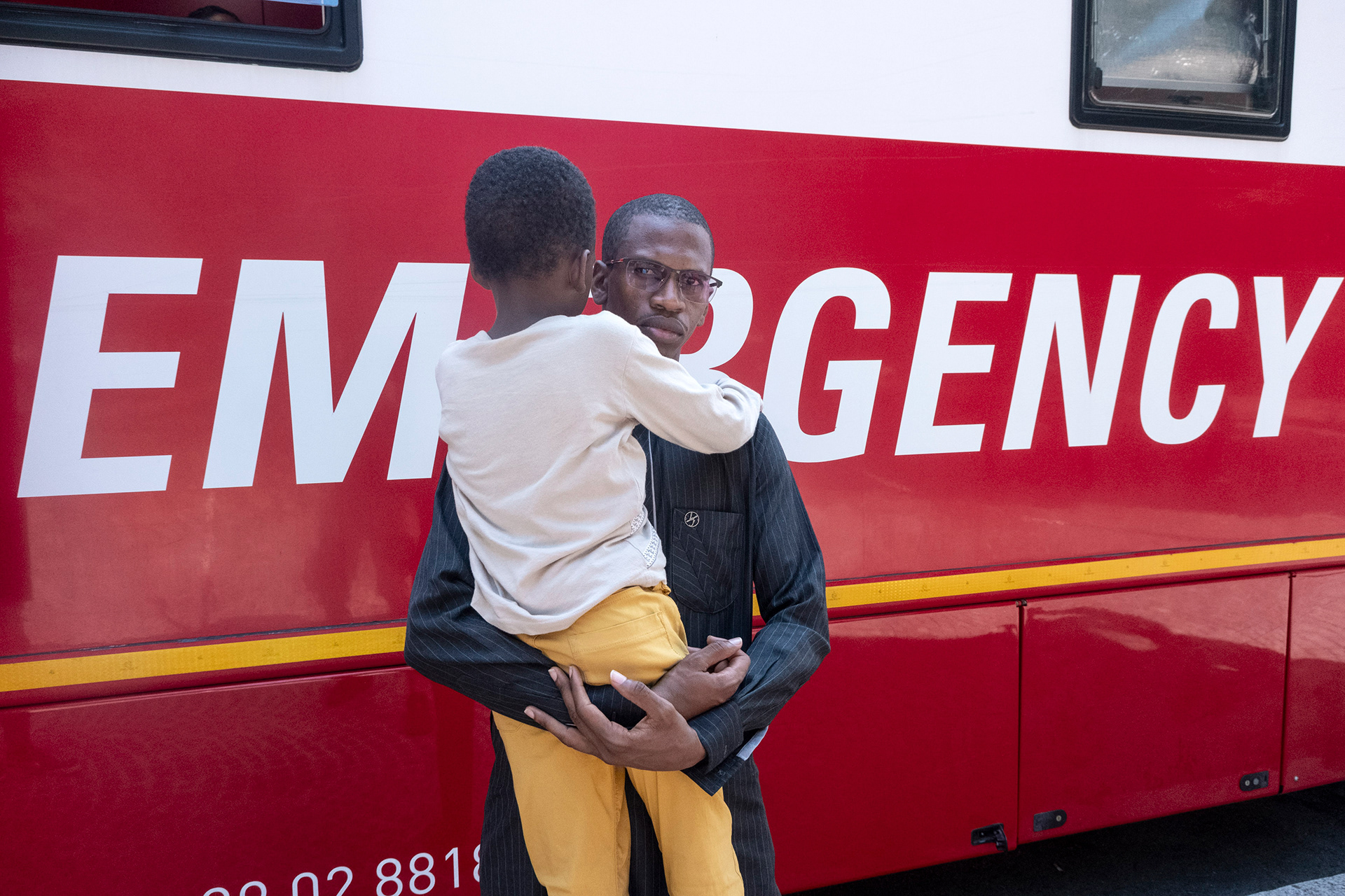 21.08.2024 Milano, Via Boscovich. Emergency Politruck. Il bimbo Mamadou e famiglia vengono a salutare gli operatori di Emergency. 