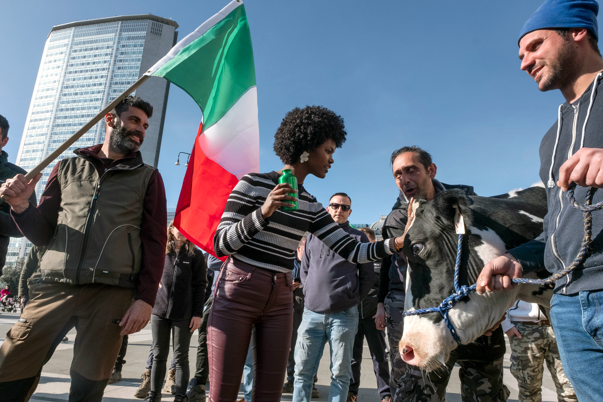 05.02.2024 Milano, P.za Duca d'Aosta. Agricoltori manifestano portando una mucca sotto il Pirellone.