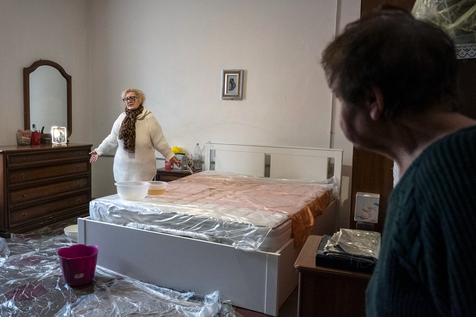 03.03.2024 Milano, Via Ripamonti. A seguito delle piogge abbondanti, l'acqua passa dal tetto rendendo inagibile la camera da letto. 