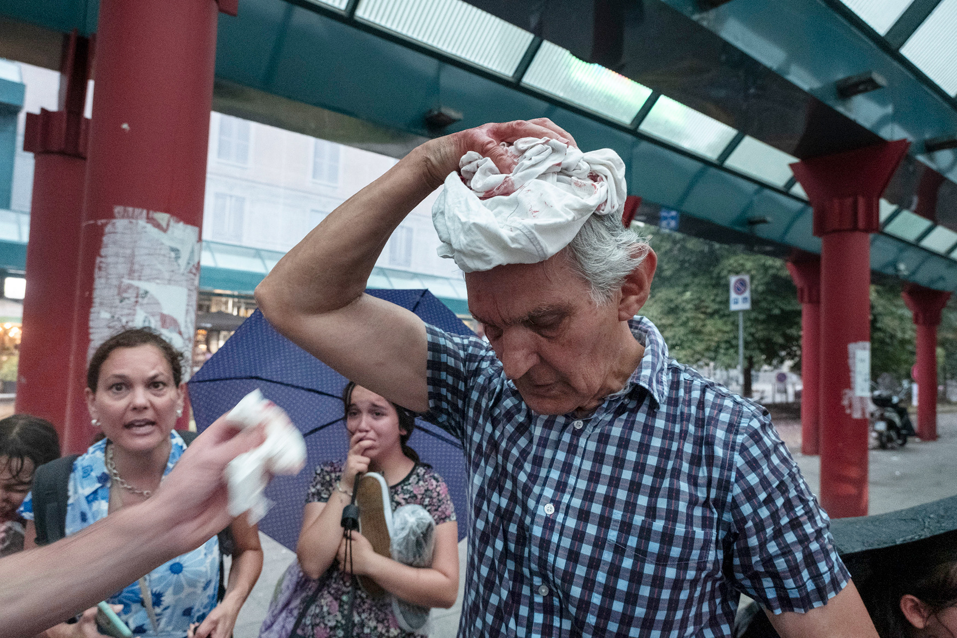 12.07.2024 Milano, Stazione di Cadorna. Un turista viene colpito alla testa da un grosso "chicco" di grandine.