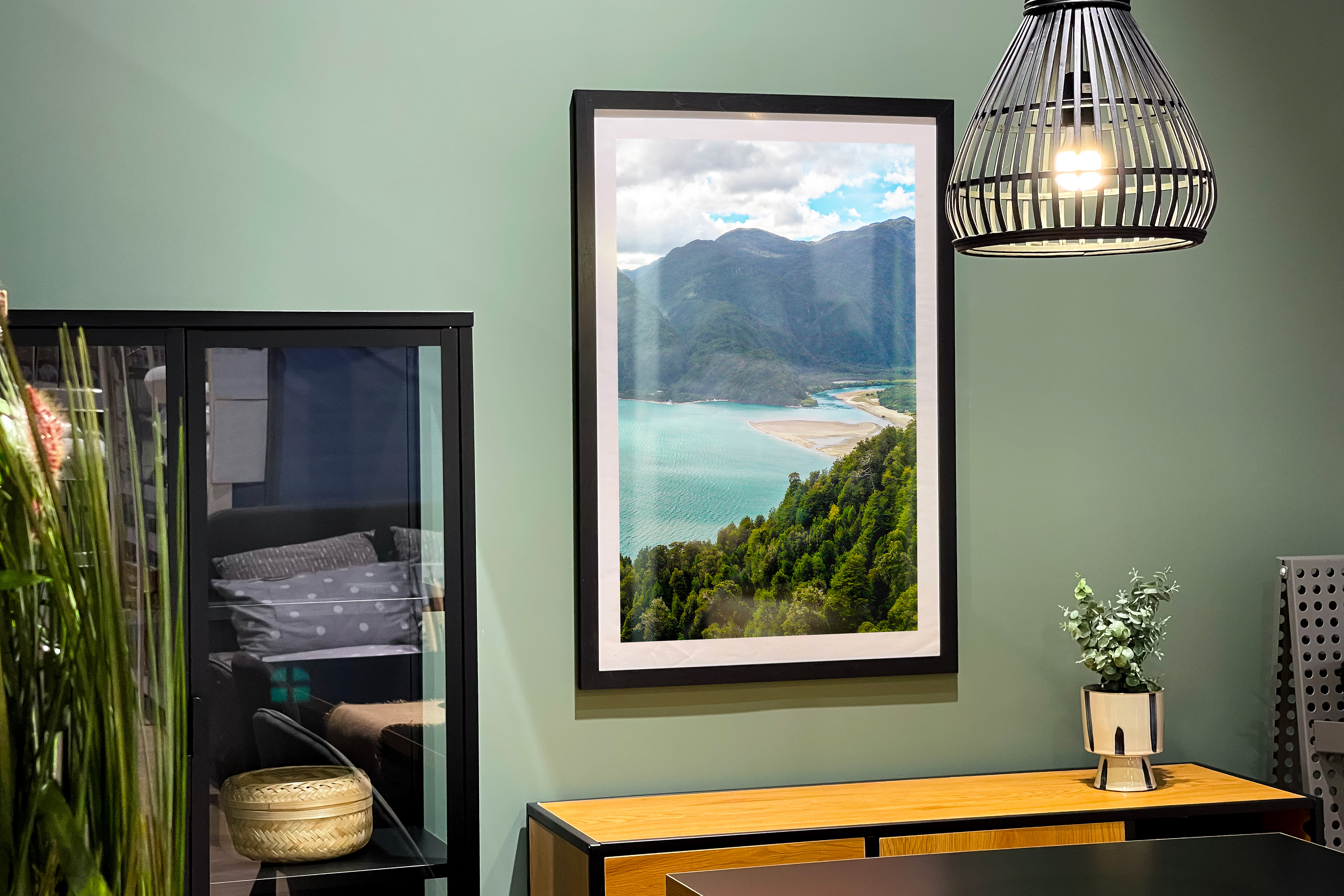 Photographie de paysage chilien – une étendue d’eau turquoise bordée de forêts denses et de sommets escarpés. Formats disponibles : Alu Dibond, toile suspendue ou tirage mat – sur mesure pour votre mur. Lieu : Parc national Pumalín ou région des lacs (sur demande, je vous partage les coordonnées GPS)