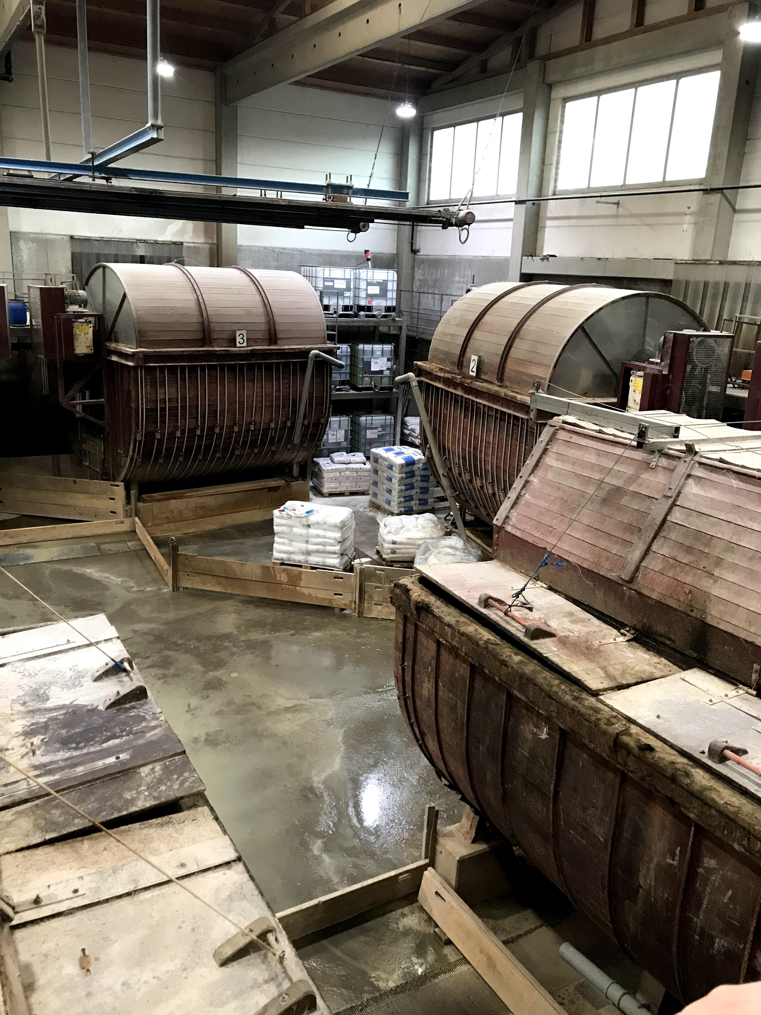 2.	Dit zijn de schoonmaakvaten, hier worden de huiden schoongemaakt. 