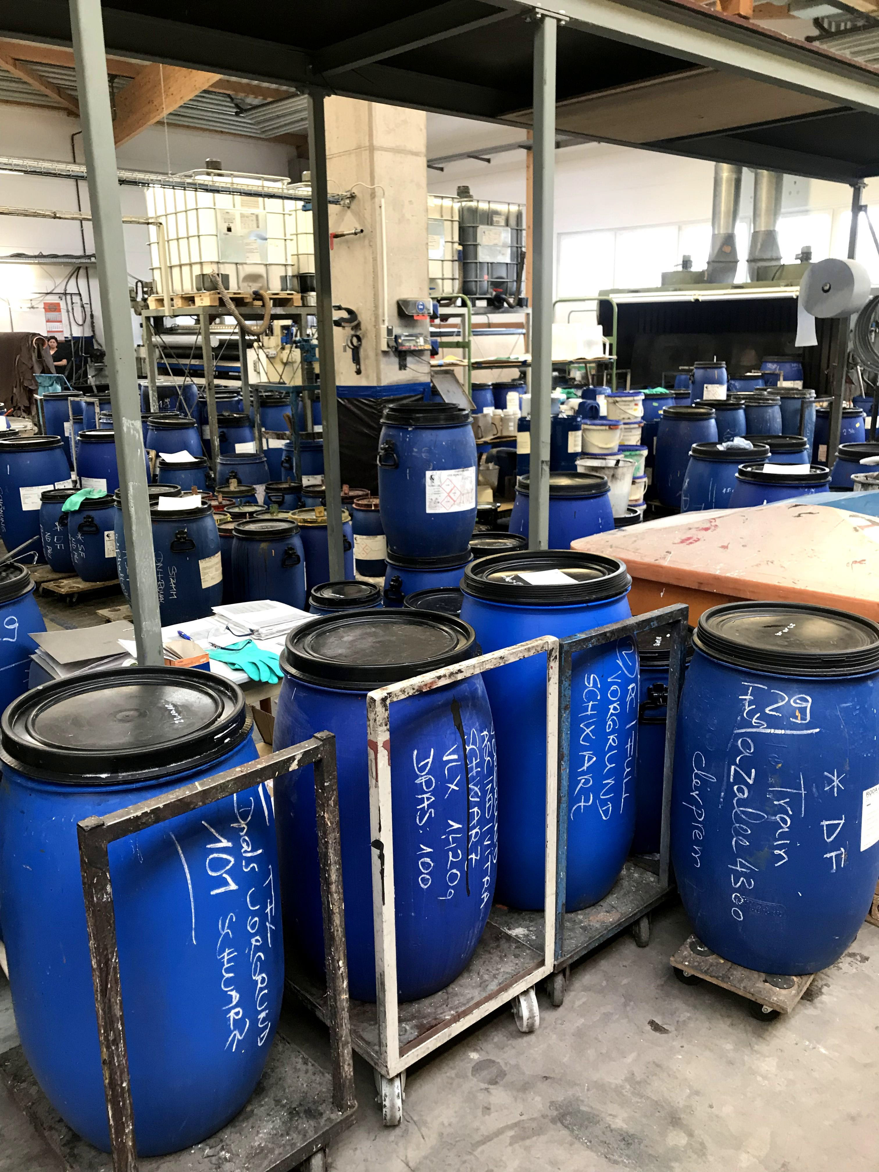 10.	Dit zijn de kleurvaten en dit is zelfs nog maar een kleine selectie van de kleuren uit welke je kunt kiezen.  Hoe lichter de kleur hoe gaver de huid moet zijn, hierop zie je namelijk bijna elke oneffenheid terug. Bij huiden met kleine beschadigingen kun je met zwarte verf vlekjes wegwerken en zo toch een gave huid krijgen.