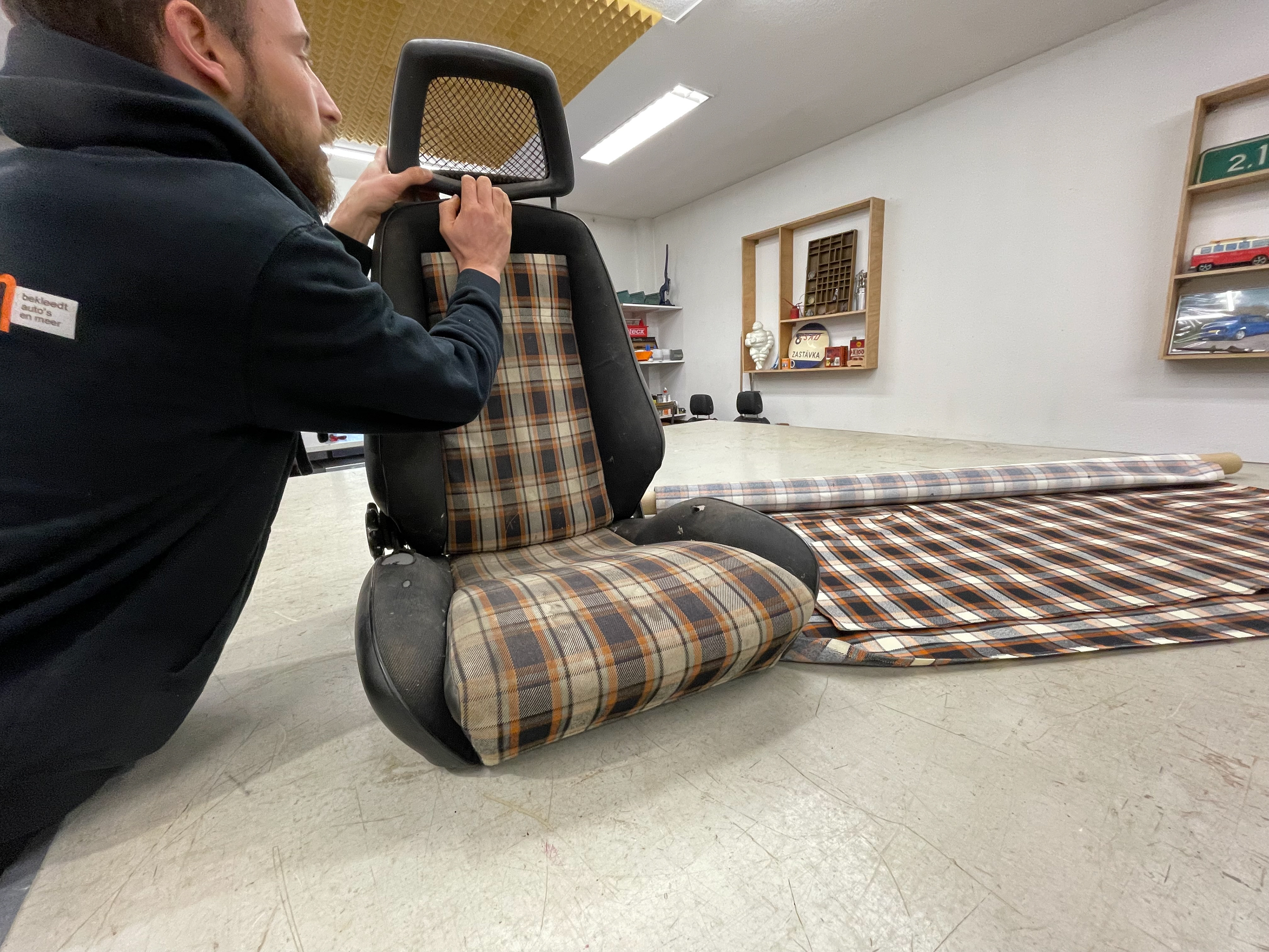 De staat van de stoelen word even goed geïnspecteerd!