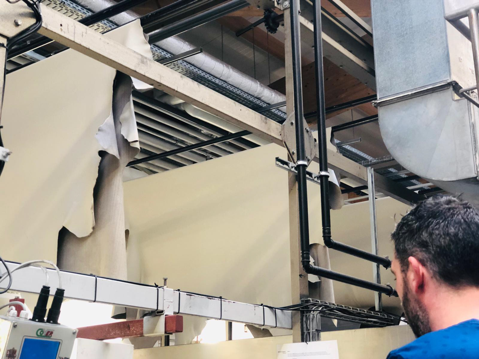 19.	Na de topcoat drogen ze op een lopende band, de huiden zijn nu zo goed als klaar.