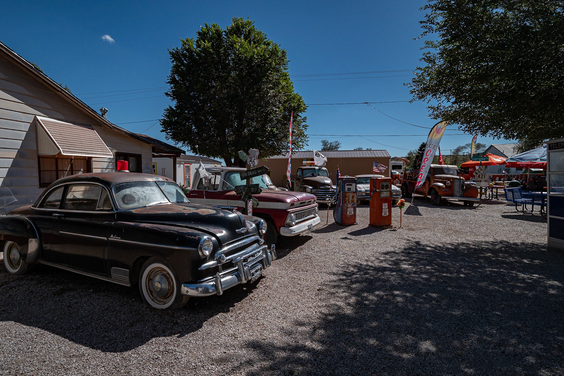 P1084593 Lunch stop on Route 66, old cars that led to the idea of the animated movie "Cars".