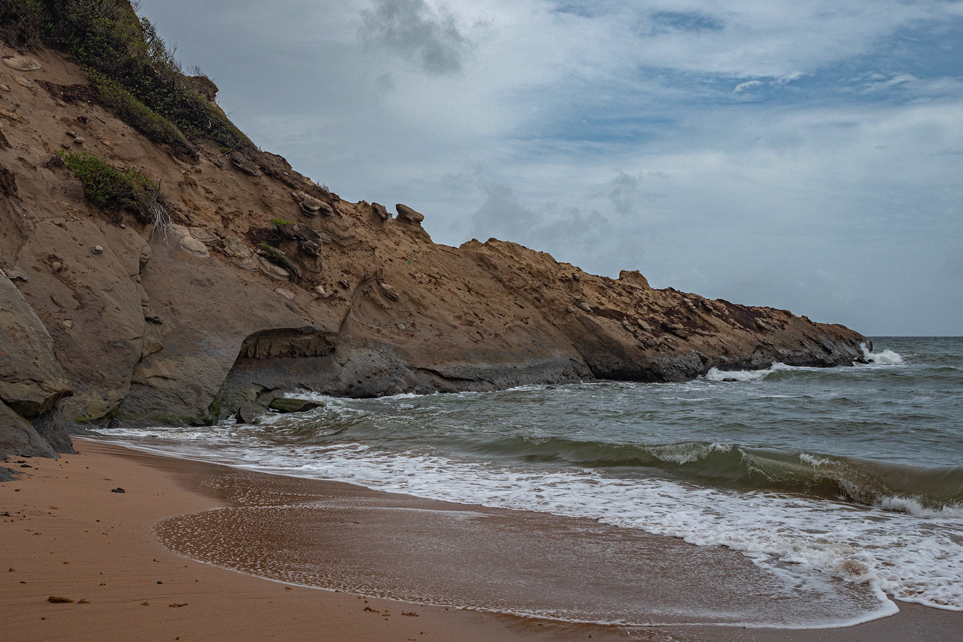 P1069661 Waves and shoreline