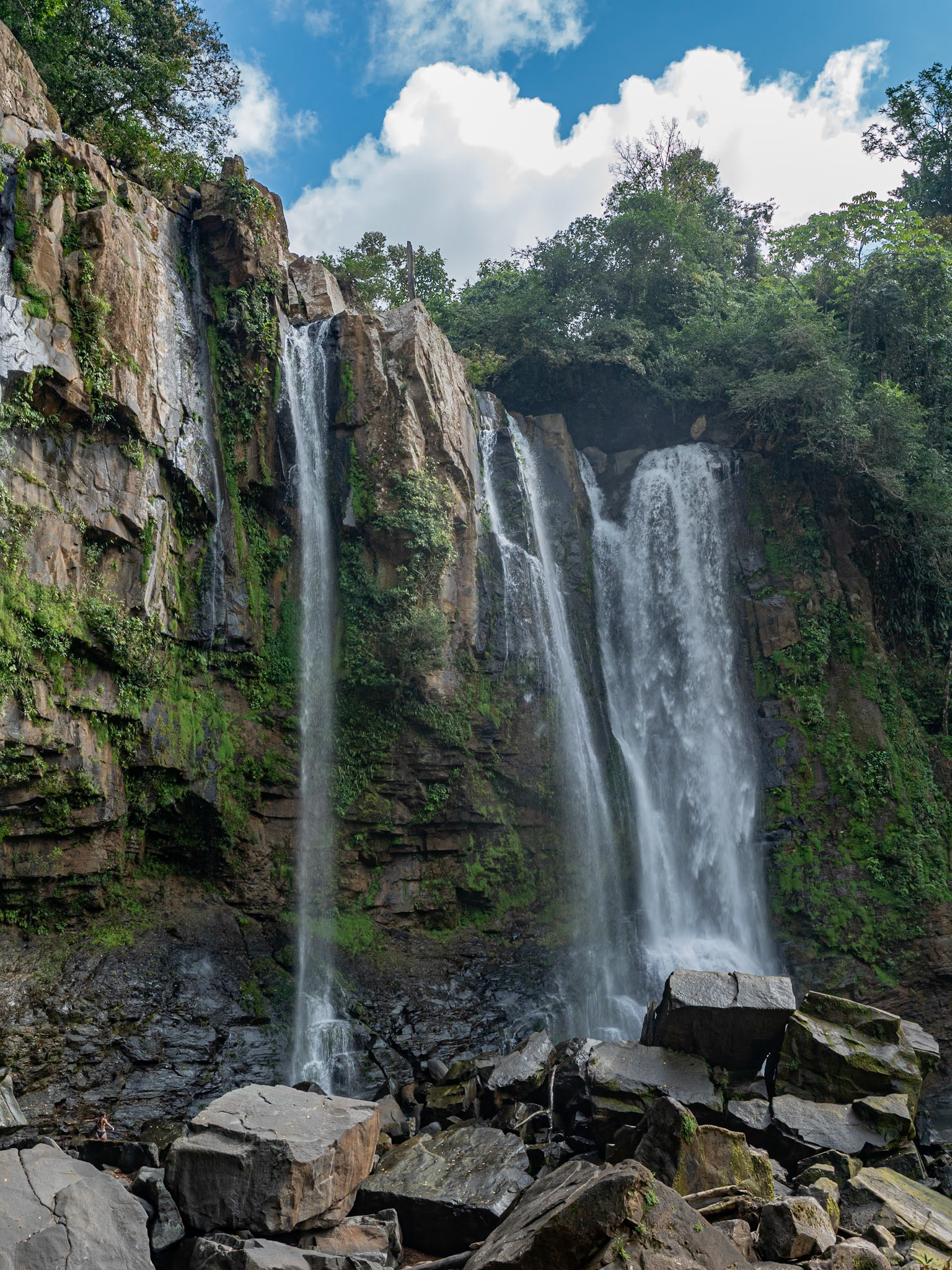 P1147108 Side view of Nauyaca waterfall