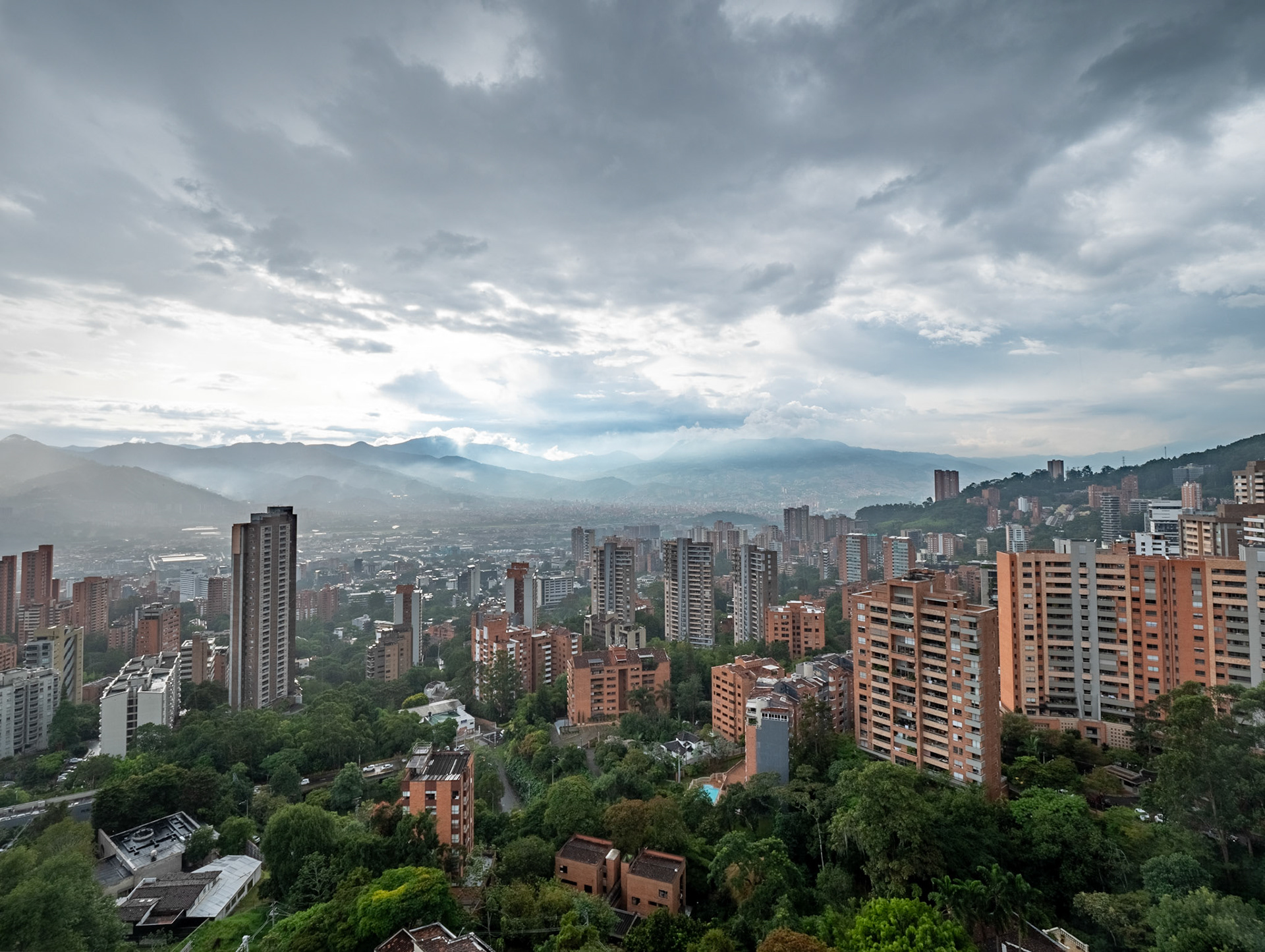 P1122044 First view of the City Medellin