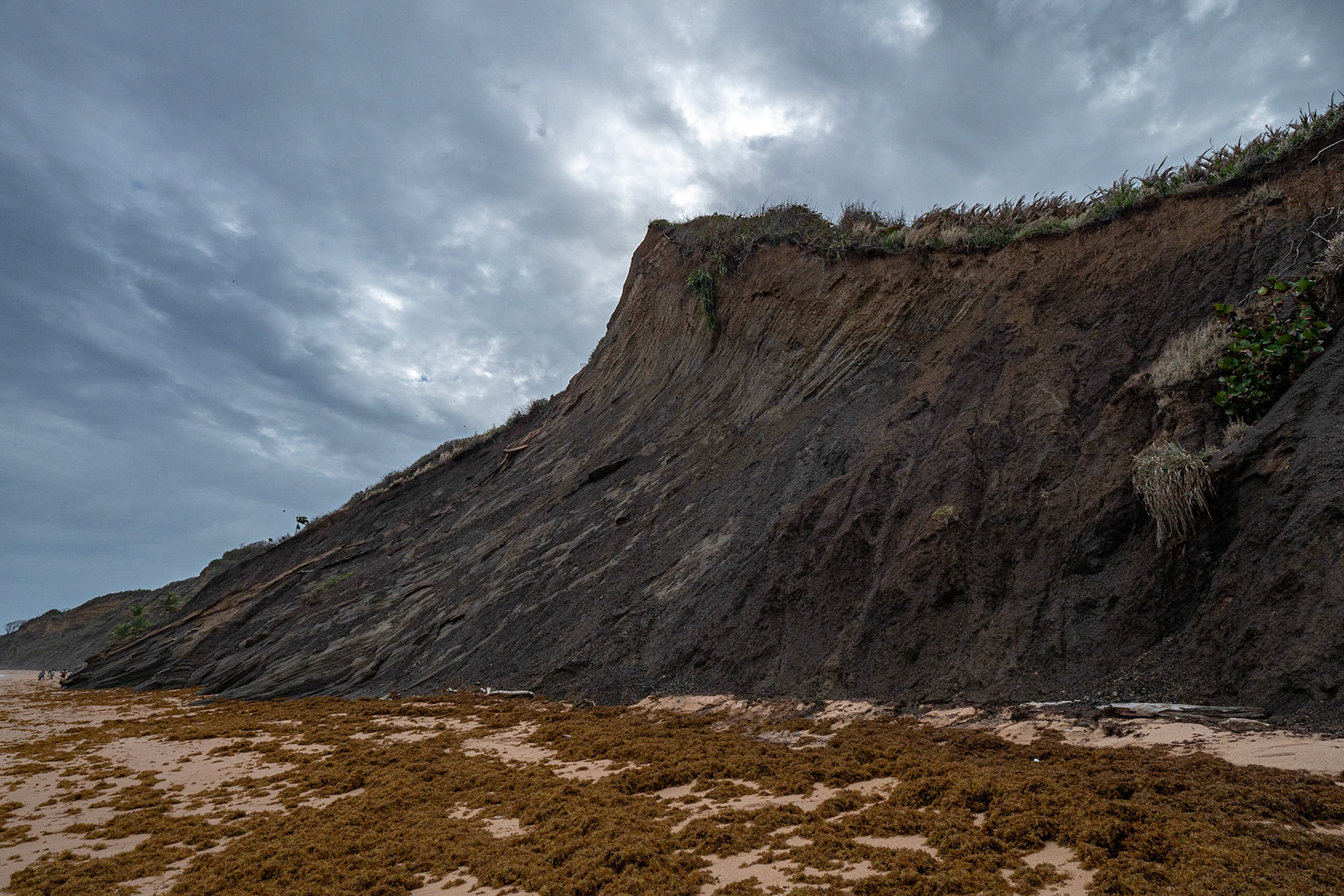 P1069691 Black cliffs