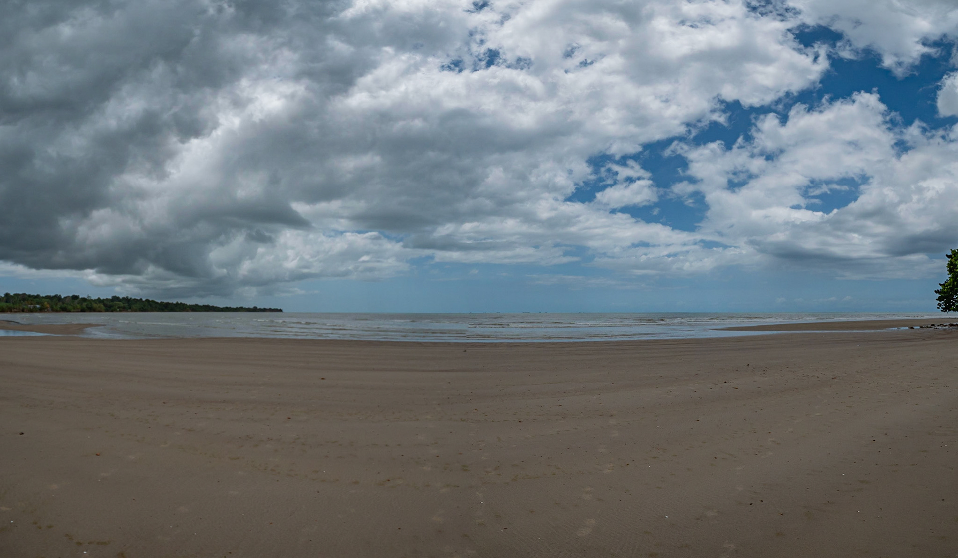 P1070303-Panoramic view of "Bellvee" Beach Granville