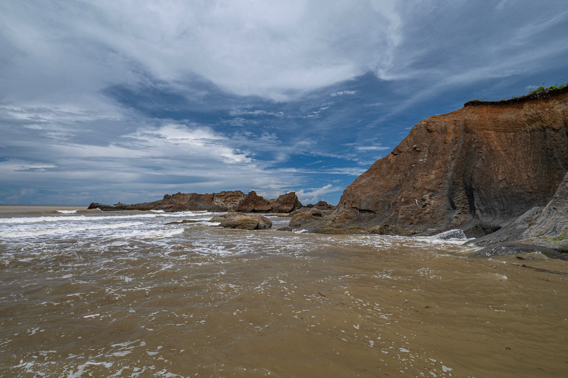 P1072493 The rocks protrude far into the sea, no access to walk around
