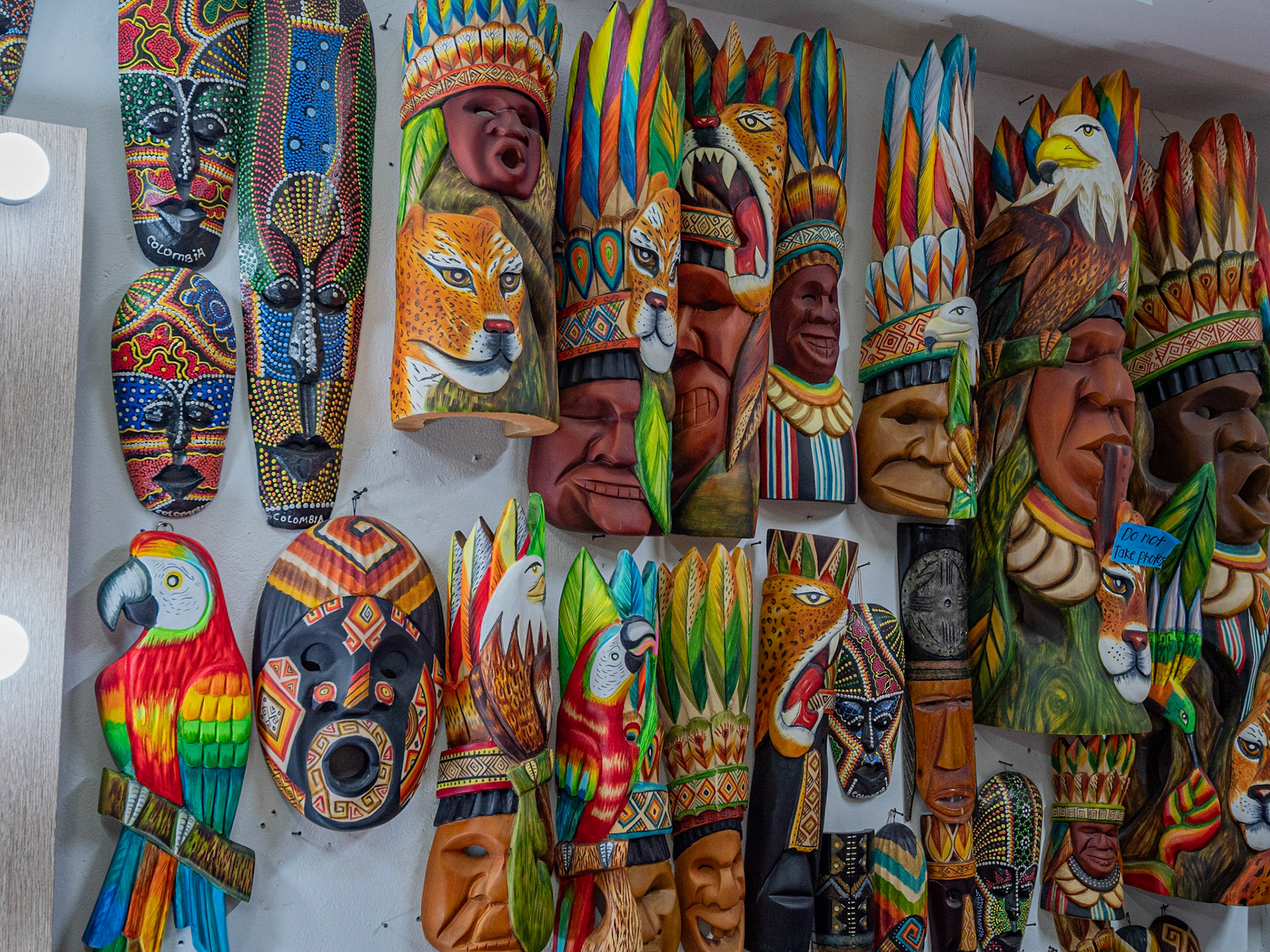 P1122115 Hand Craft shop at the base of El Penol