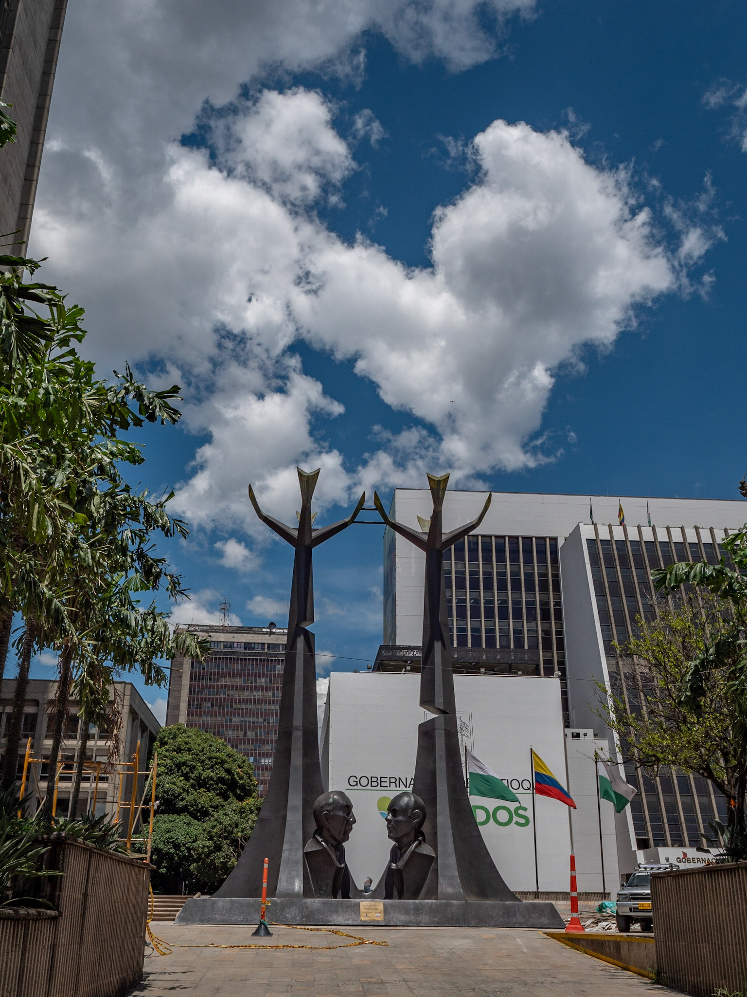 P1122413 Government building