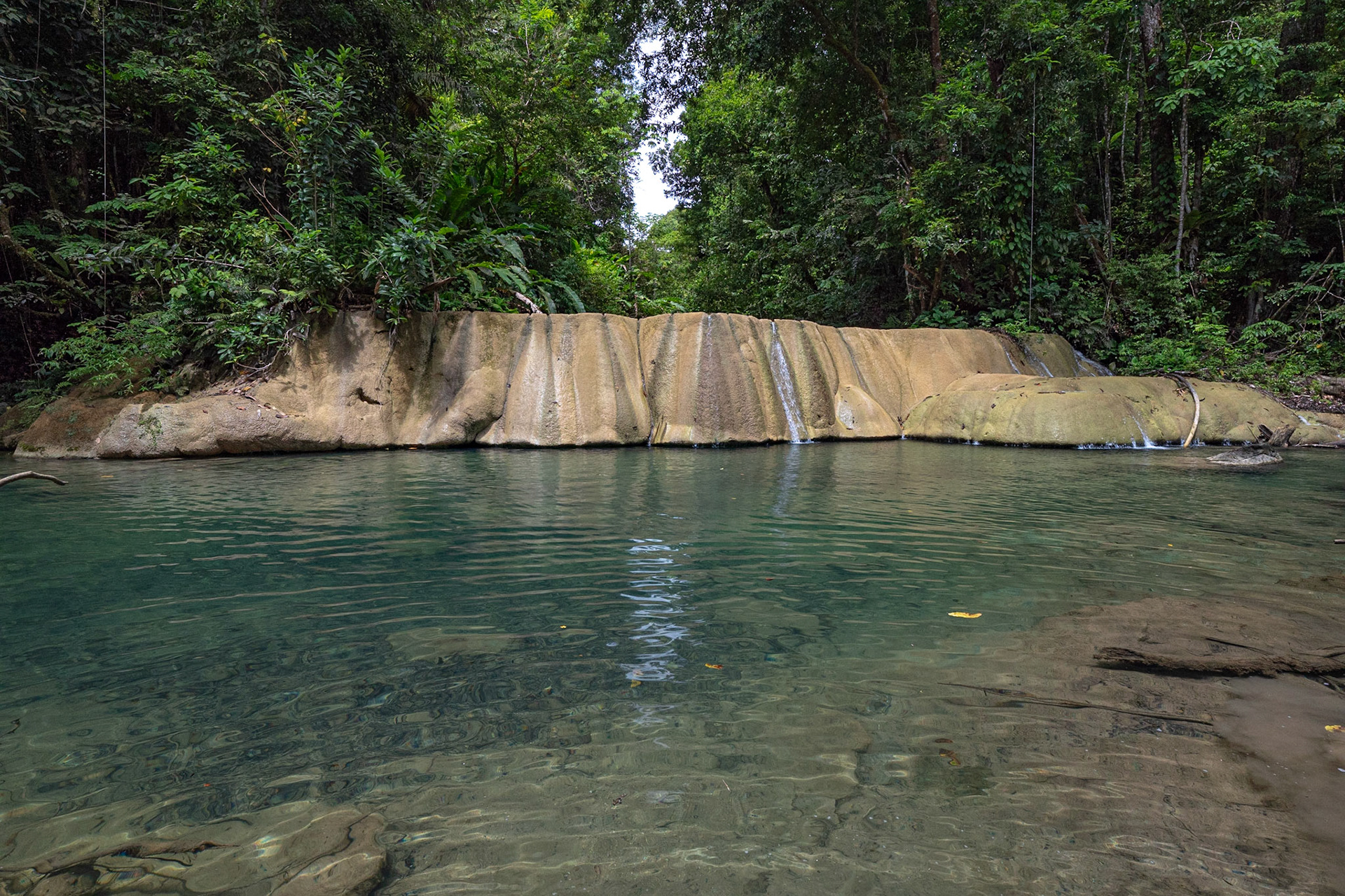 P1070956 Manulot falls, a limestone formation