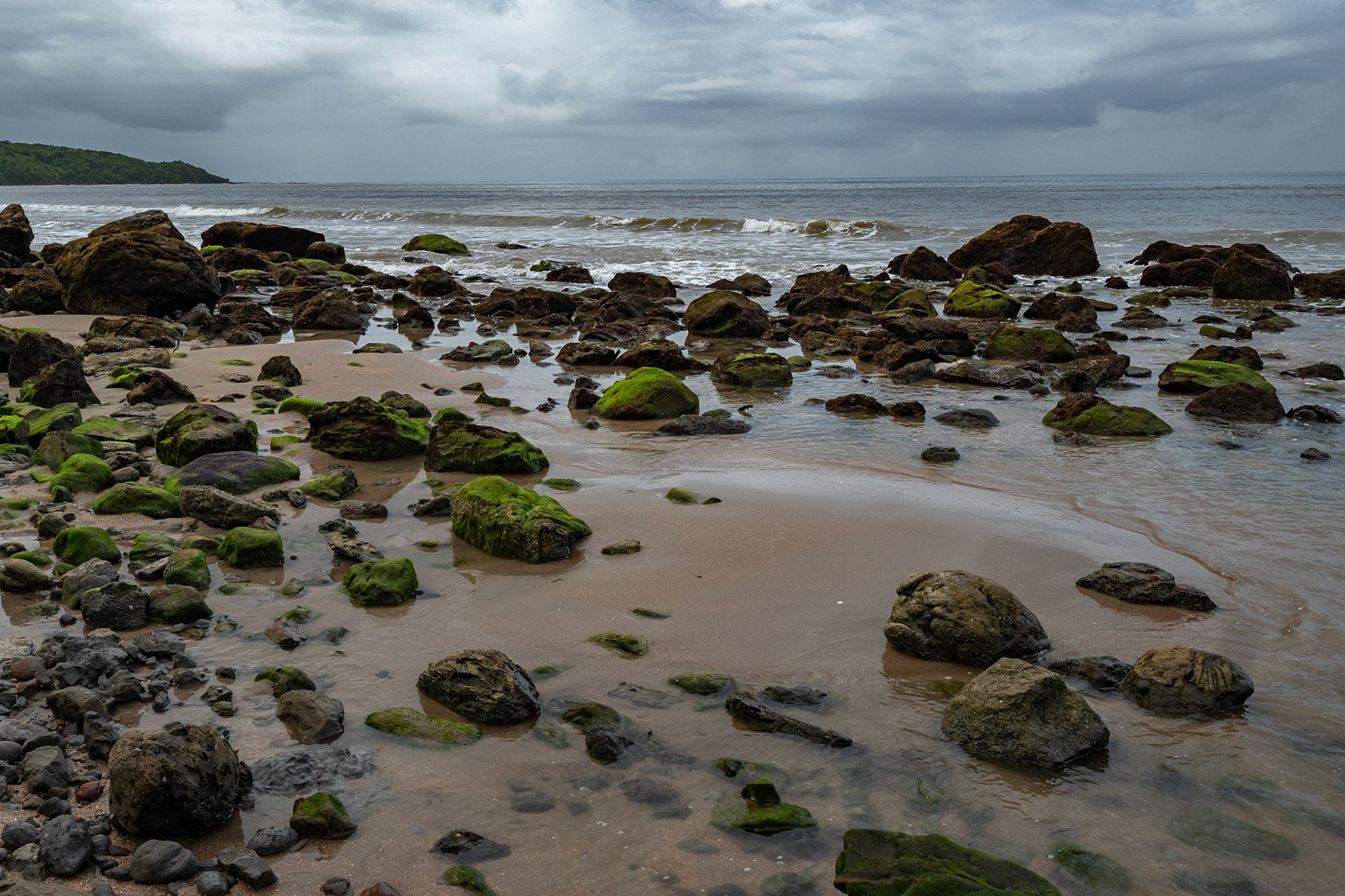 P1071501 Resting rocks in the low tide