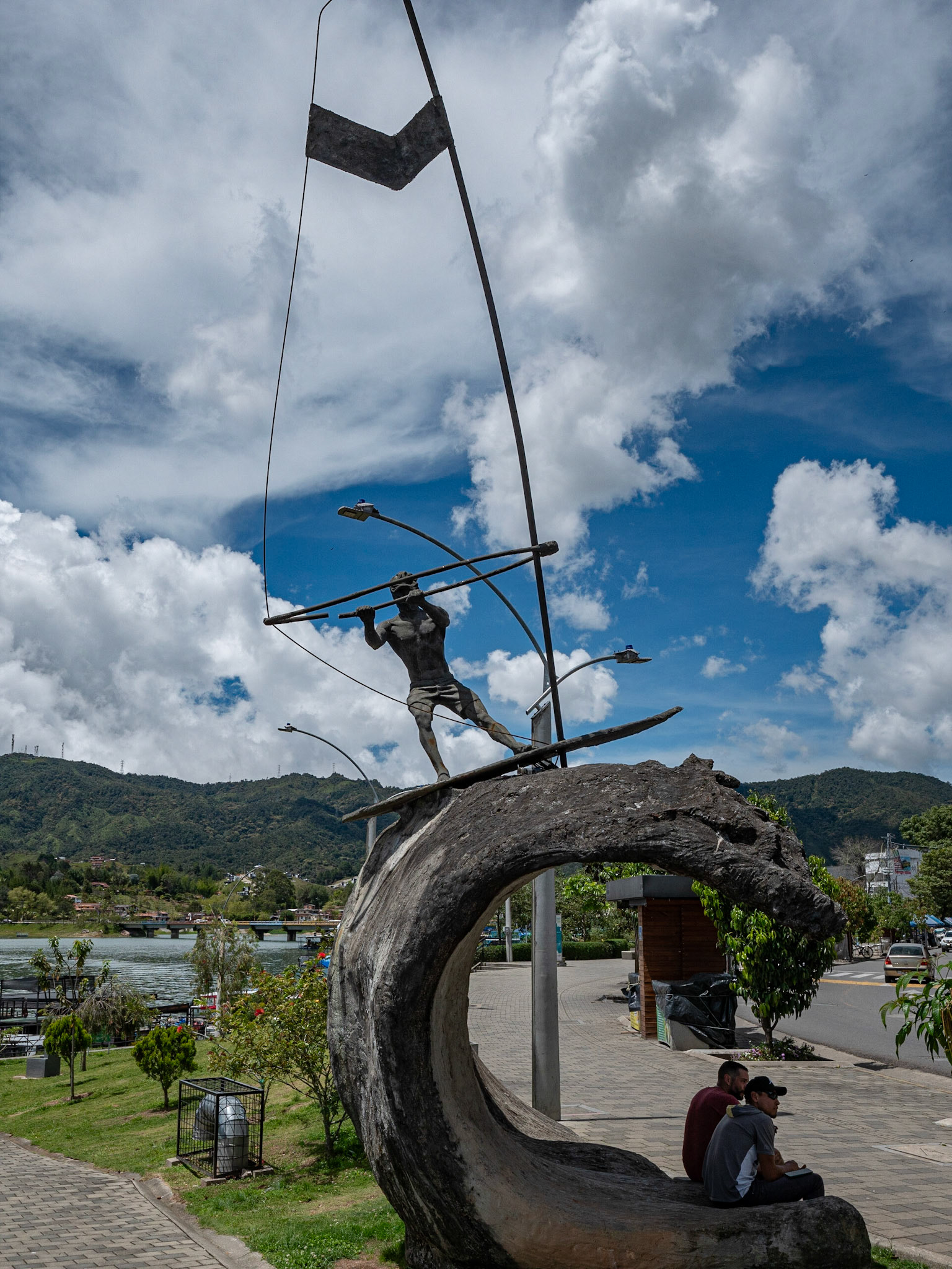 P1122144 Statue at Lake front Guatape