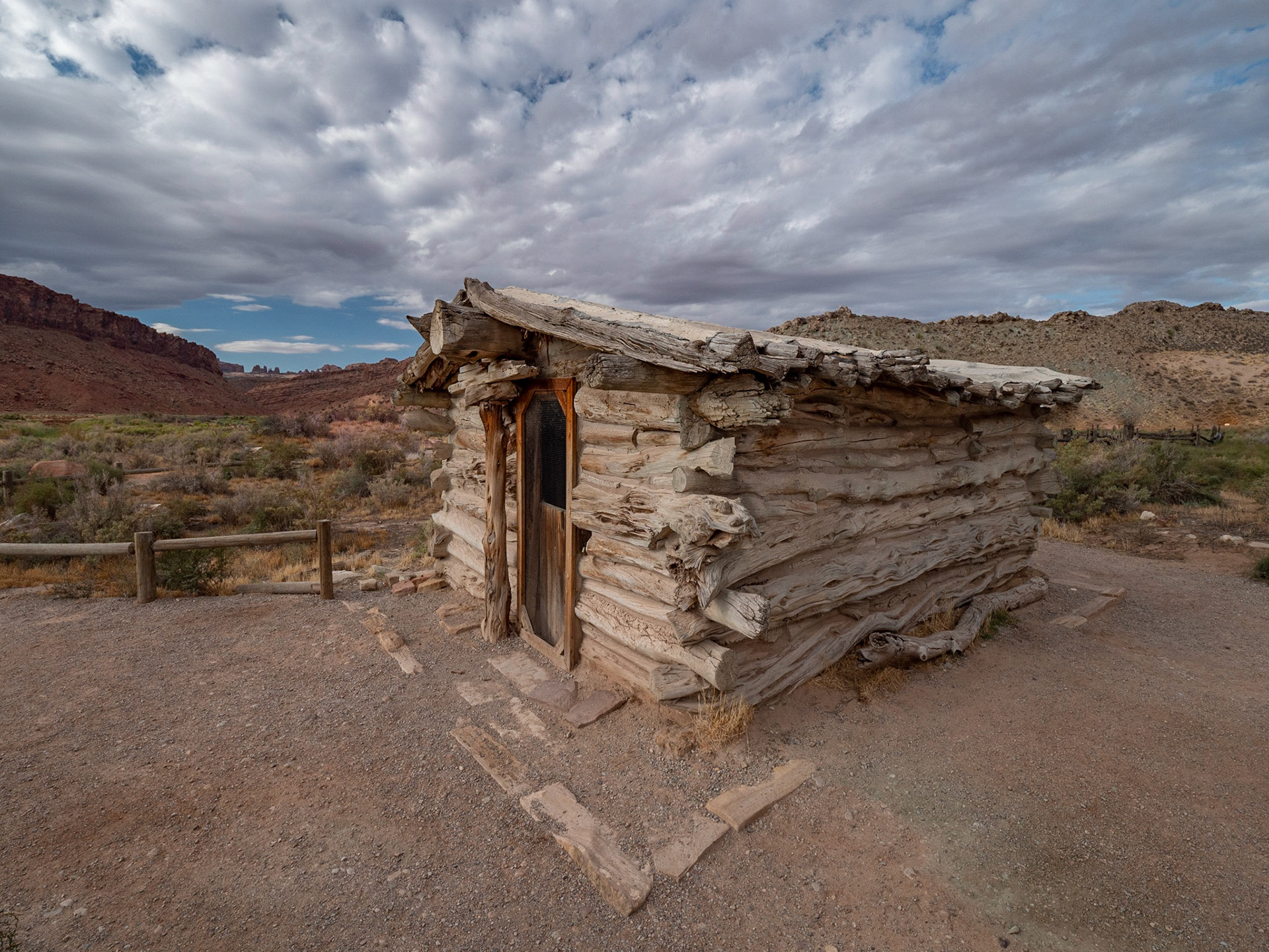 P1073396 Old log cabin on the trail to Arches Canyon National Park