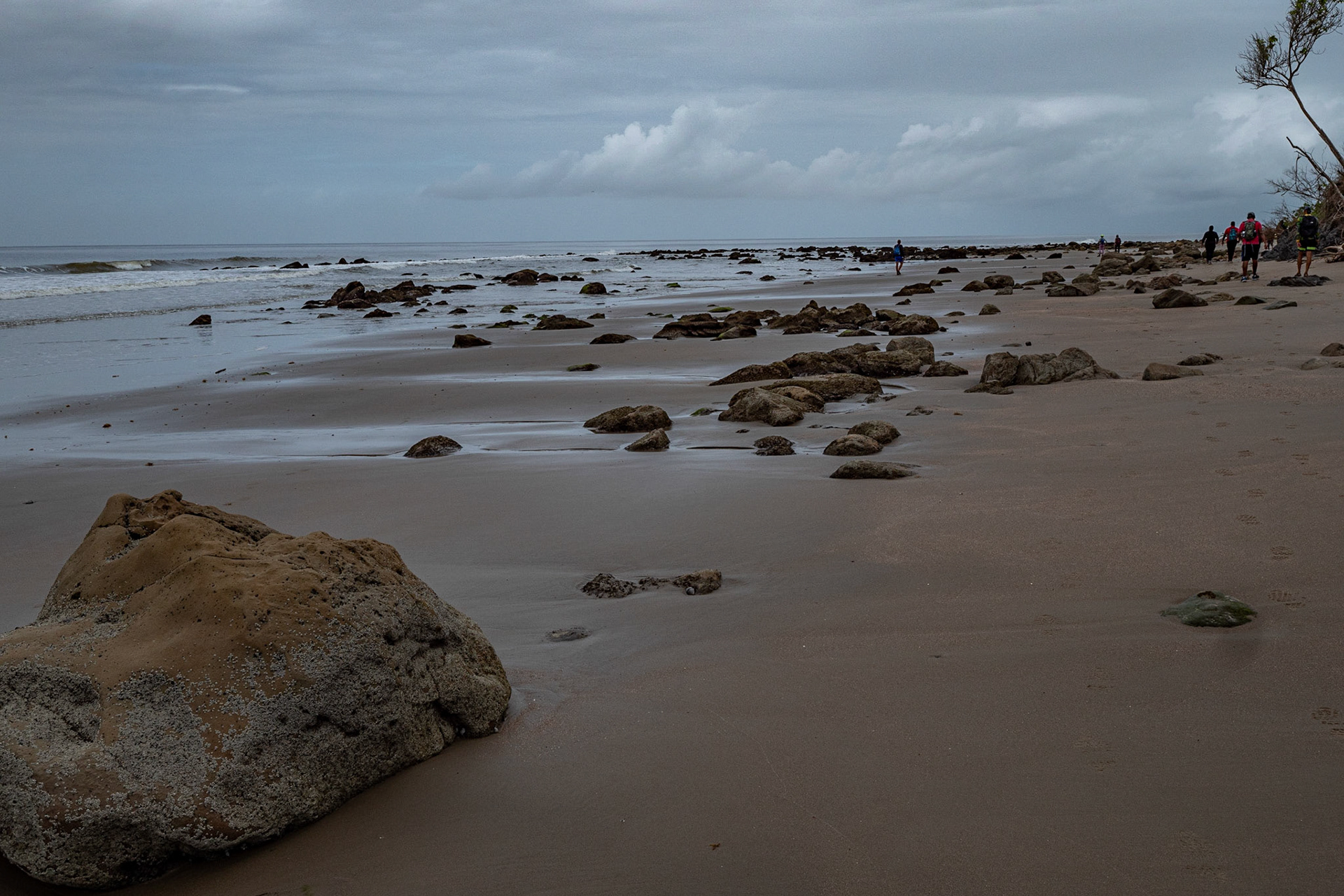 P1071518 The beach is littered with boulders