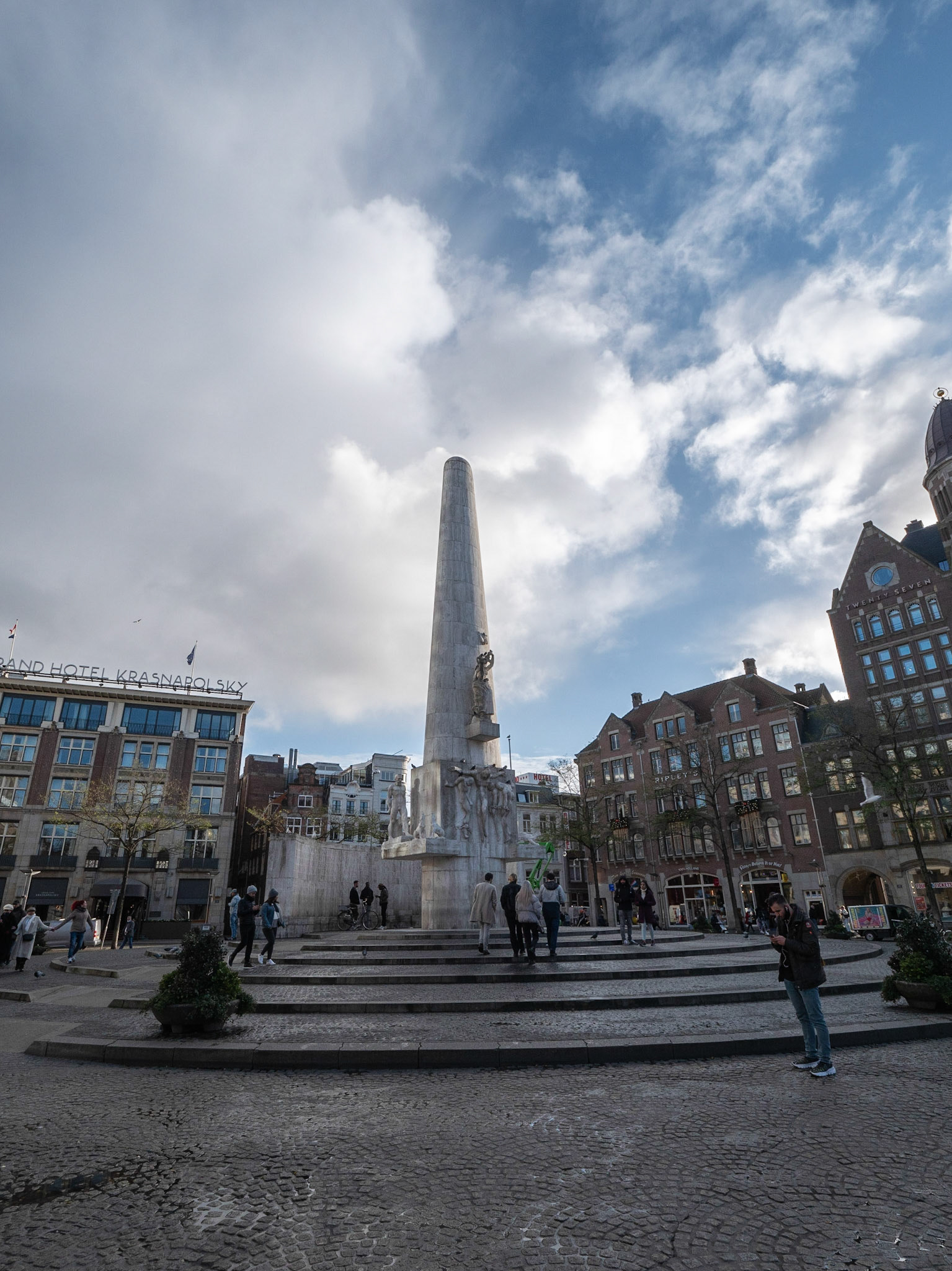 P1068073 Dam Square