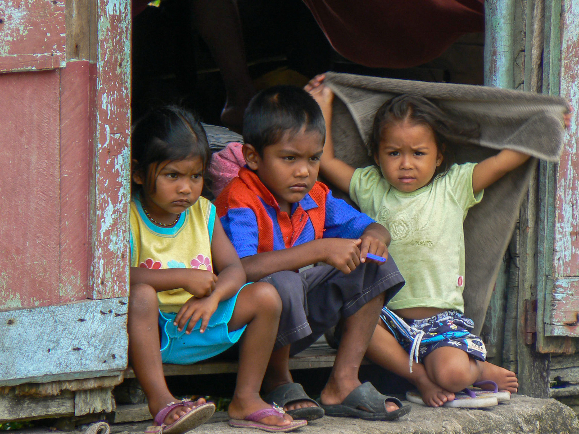P1040803 Kids from an Indigenous family