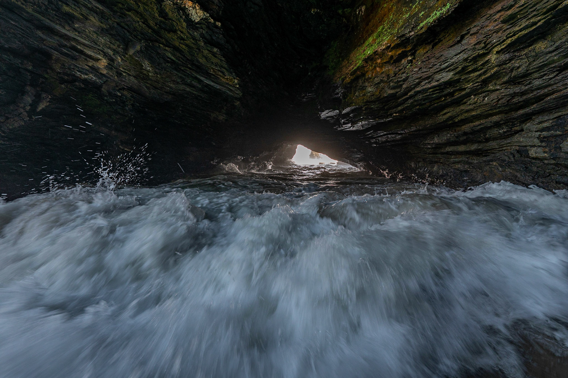 P1069179 Surf in the Cave