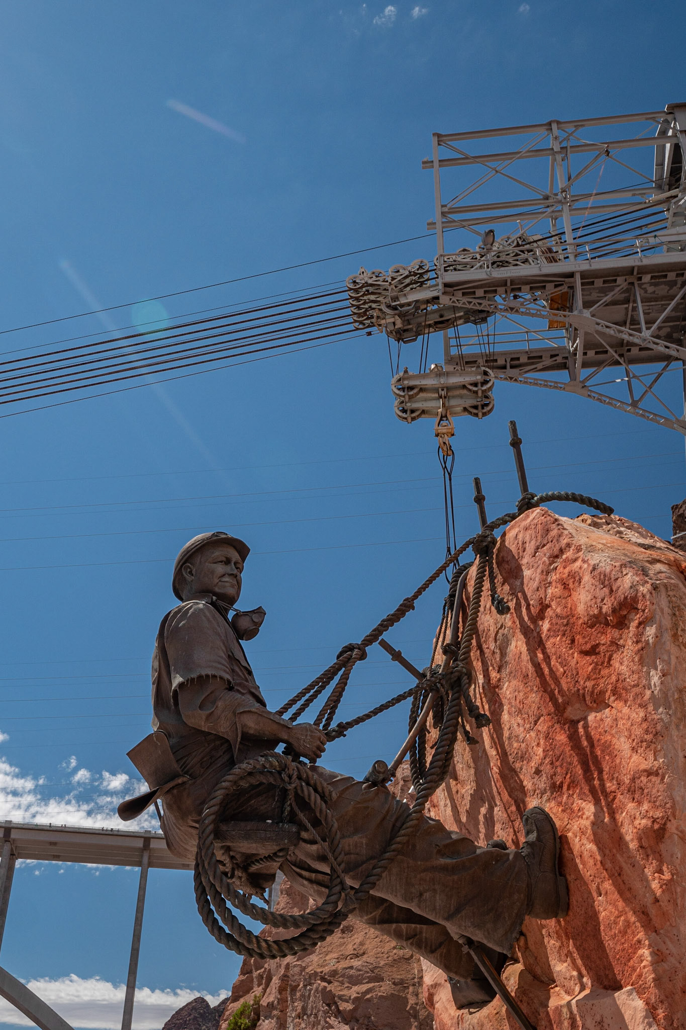P1094740 Statue of the worker during the dam construction