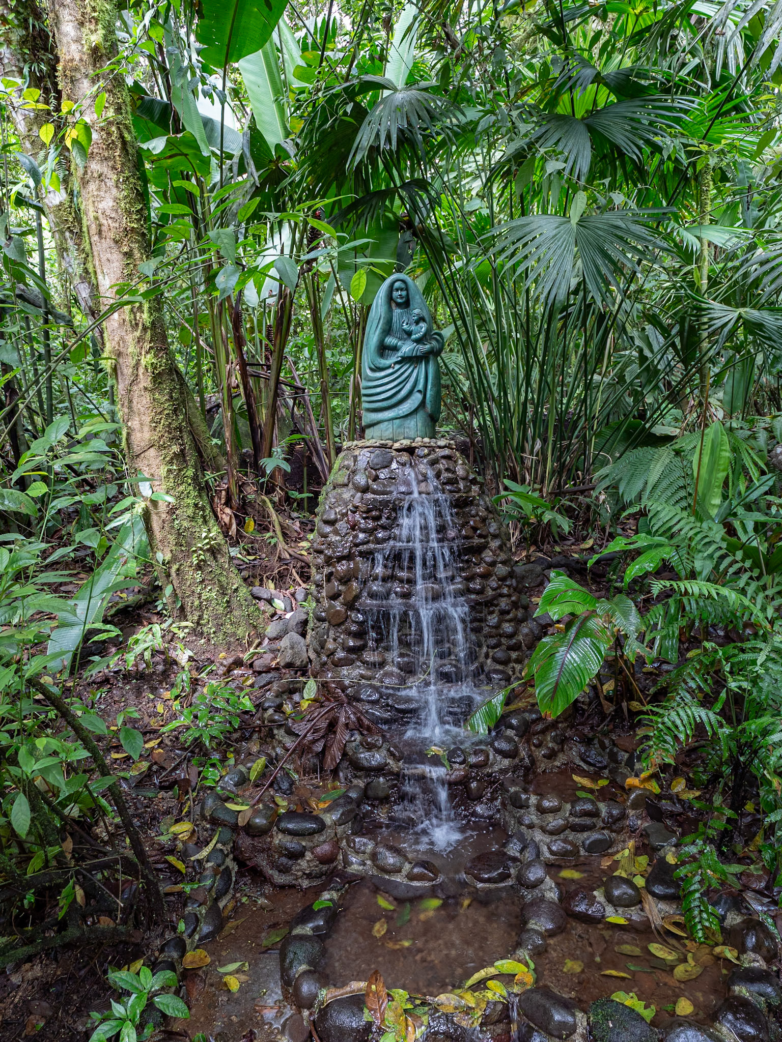 P1158170 Statue amongst the trees