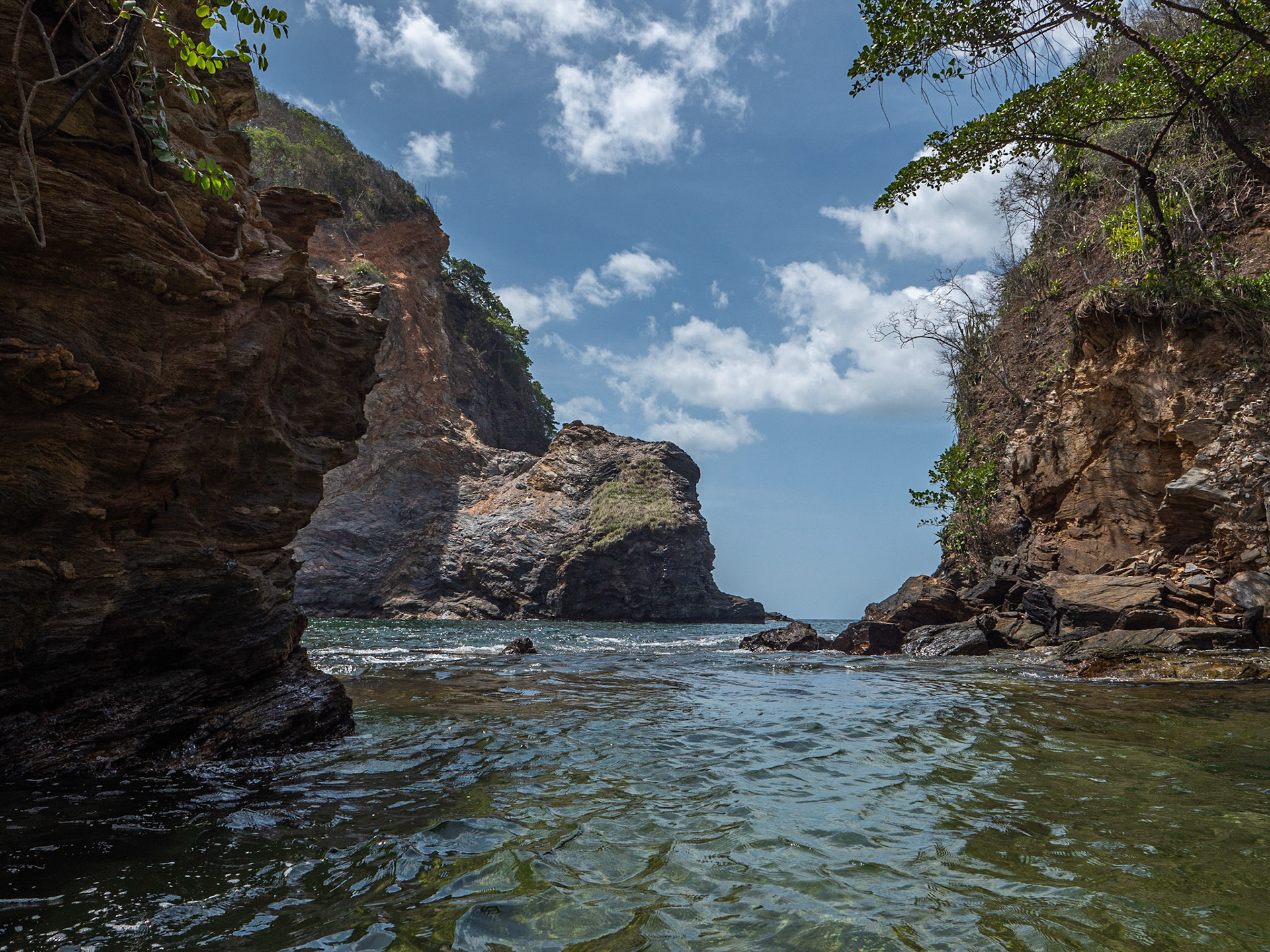 P1012886 Los Huevos Island