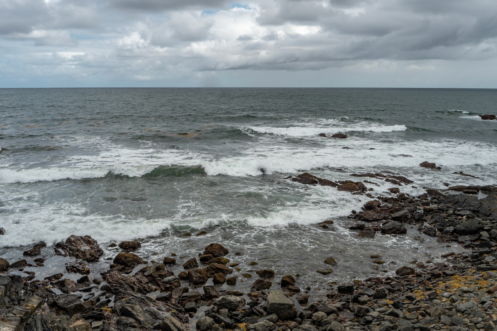 P1069109 Rocks and waves