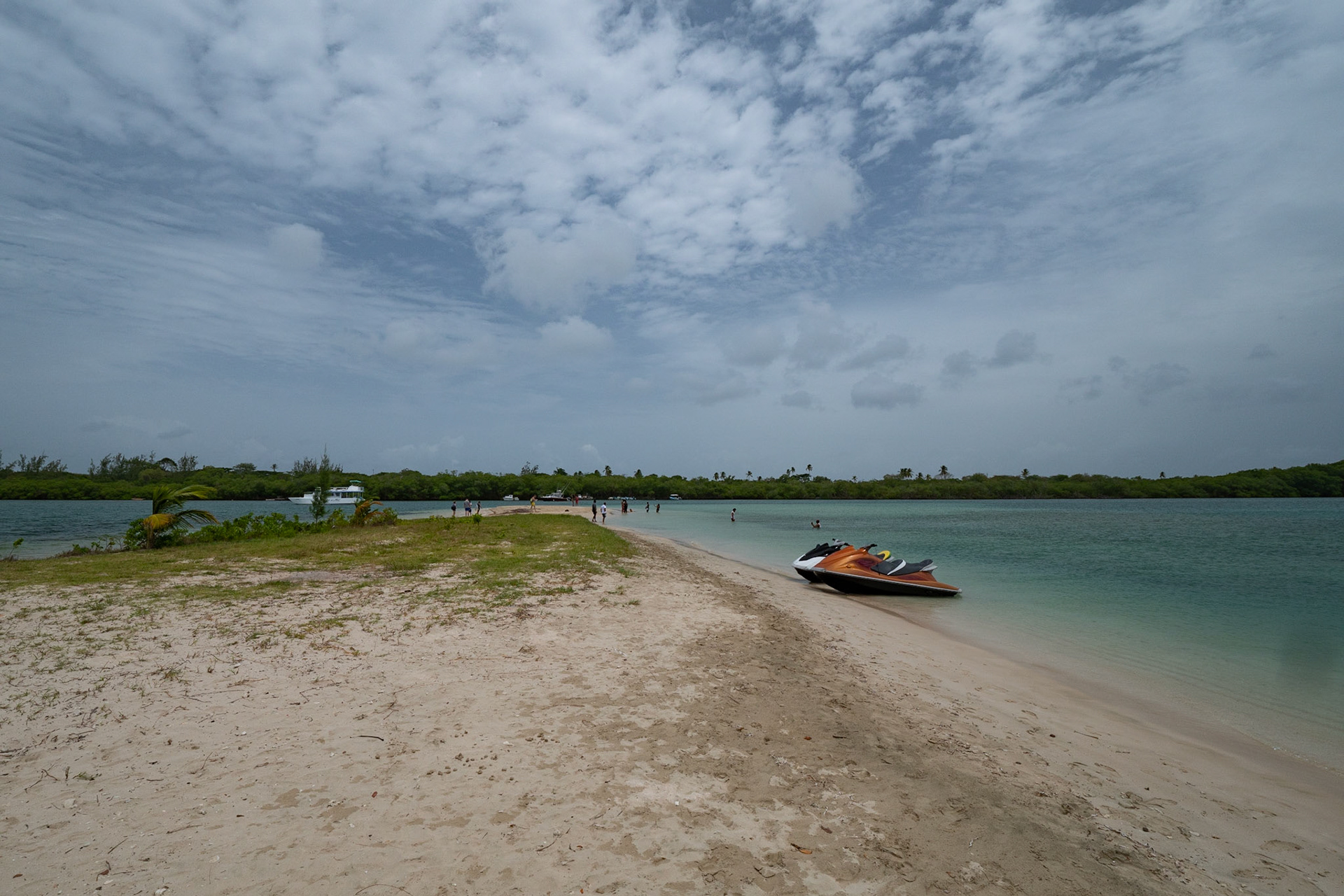 P1071387 The point at No Mans Land, on the right the sea on the left the lagoon