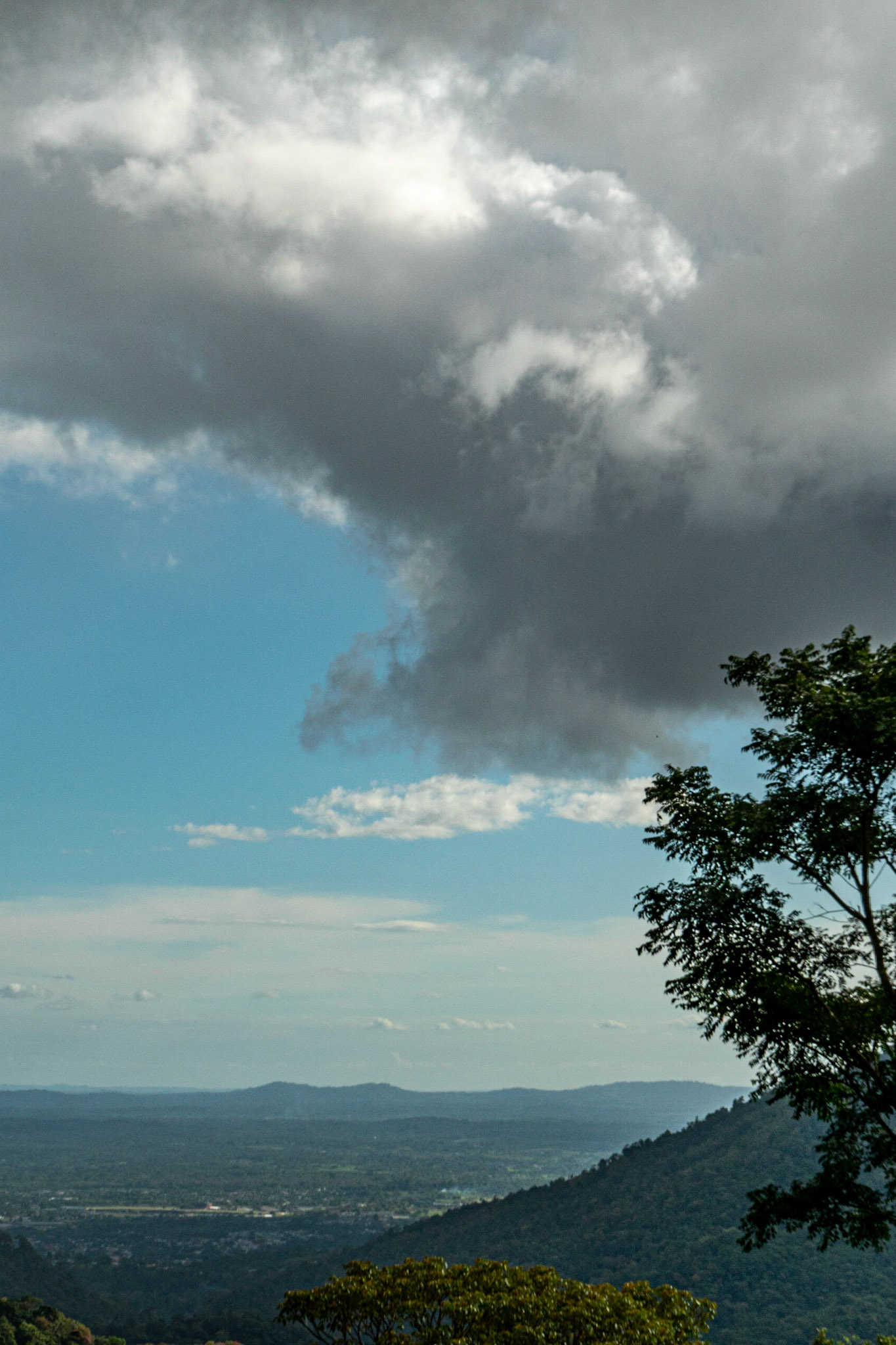 P1069003 Clouds, sky, valley and mountains, integrated as one