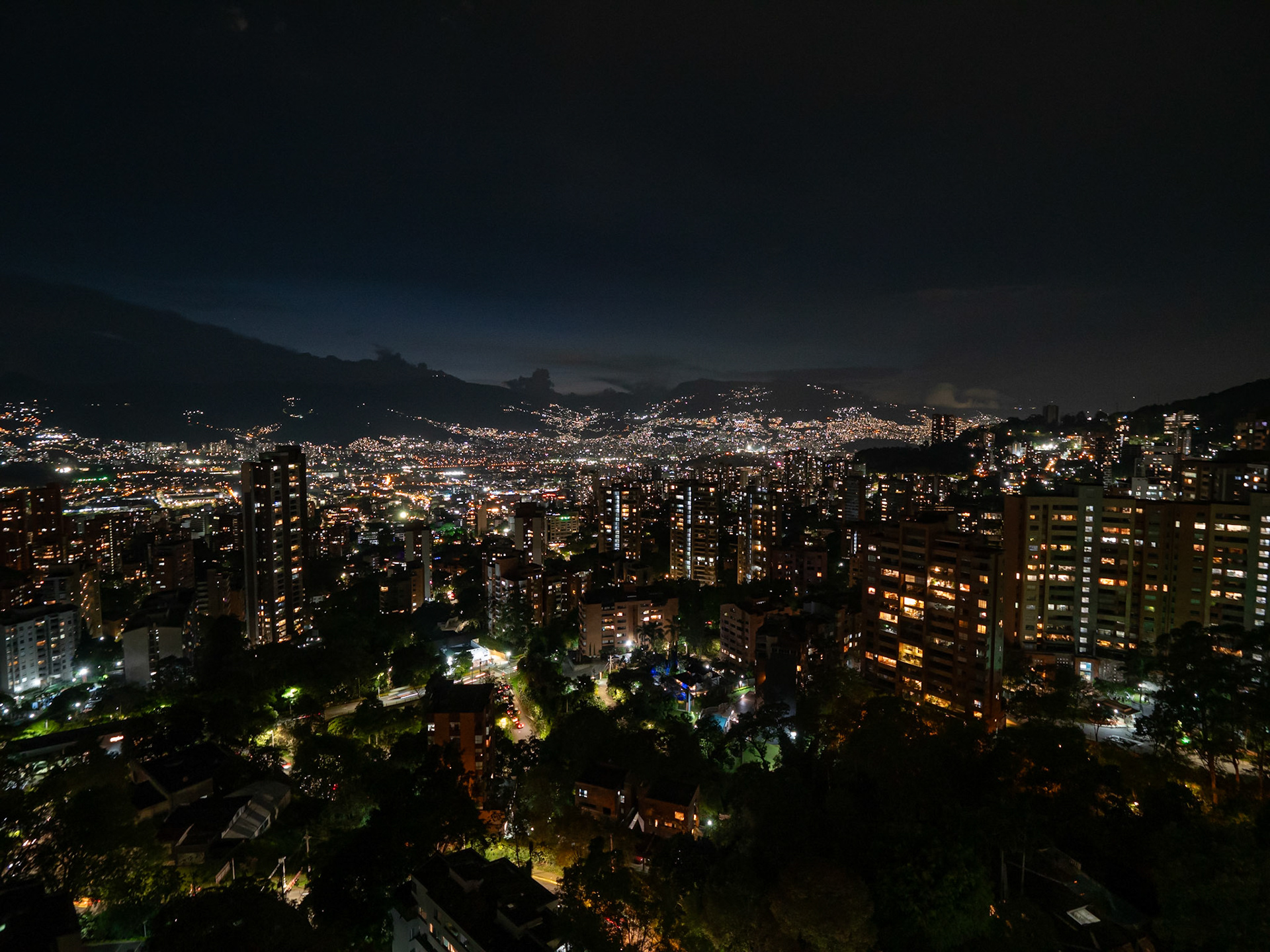 P1122273 Medellin at night
