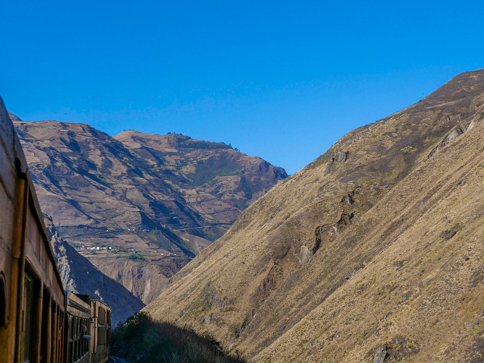 P1000919 Train trip through La Nariz del Diablo