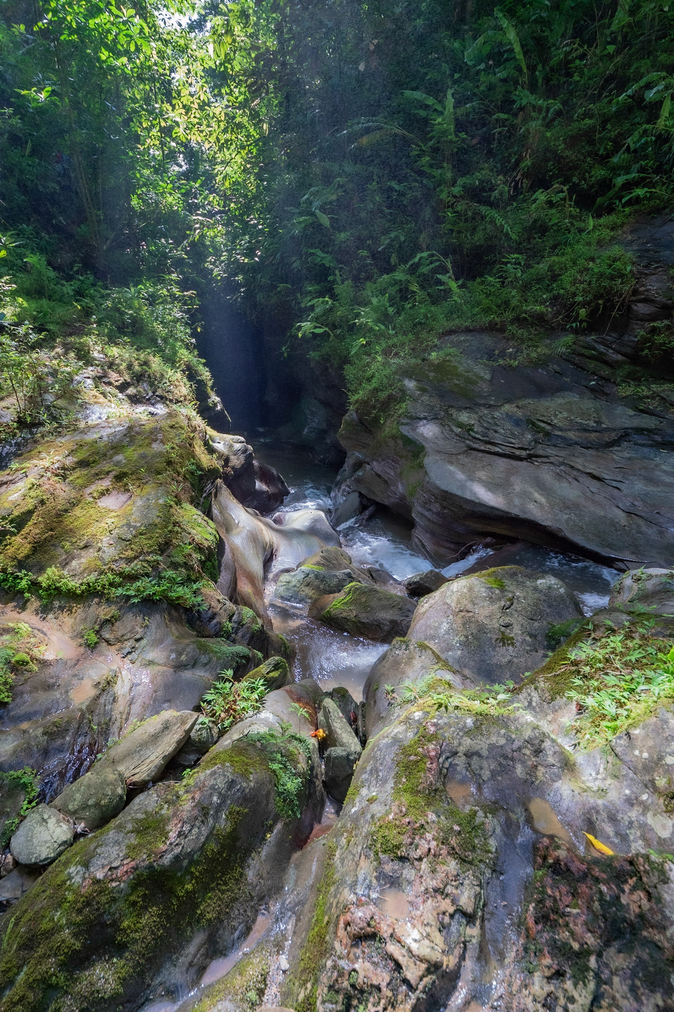 P1072625 Rays of sunlight reflecting of the rocks