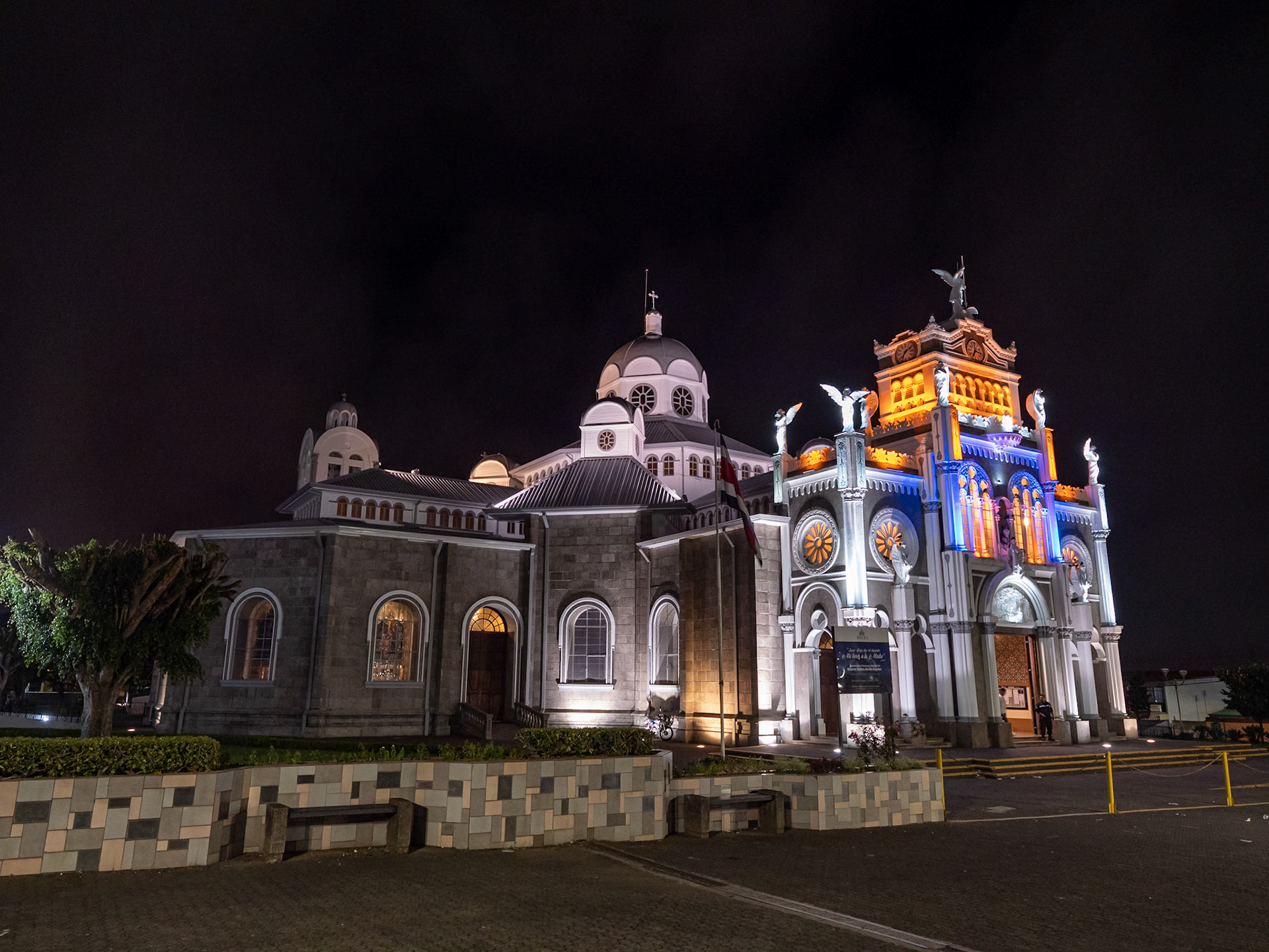P1146804 Late evening walk through Cartago, an old church