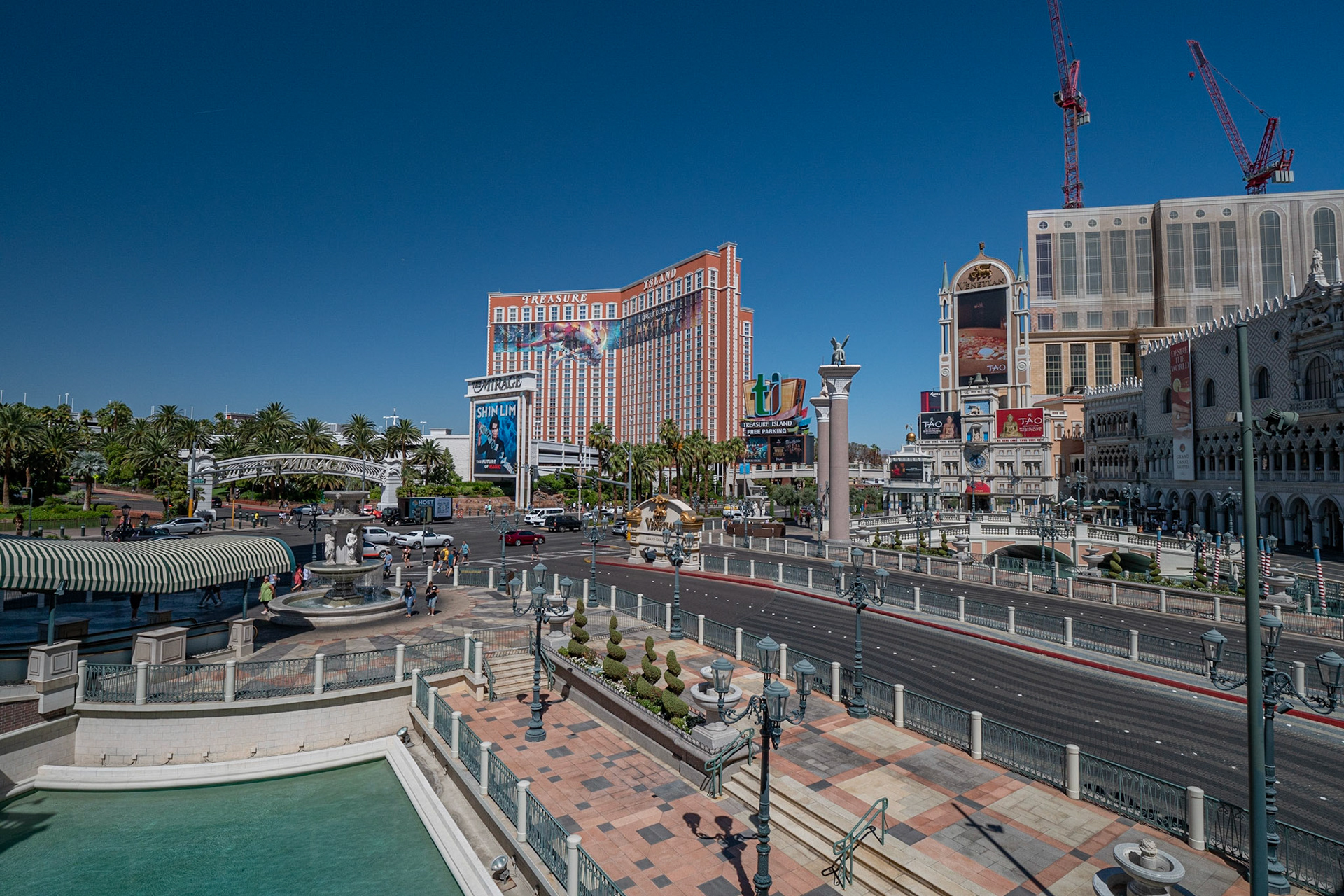 P1084608 View of the Las Vegas Boulevard