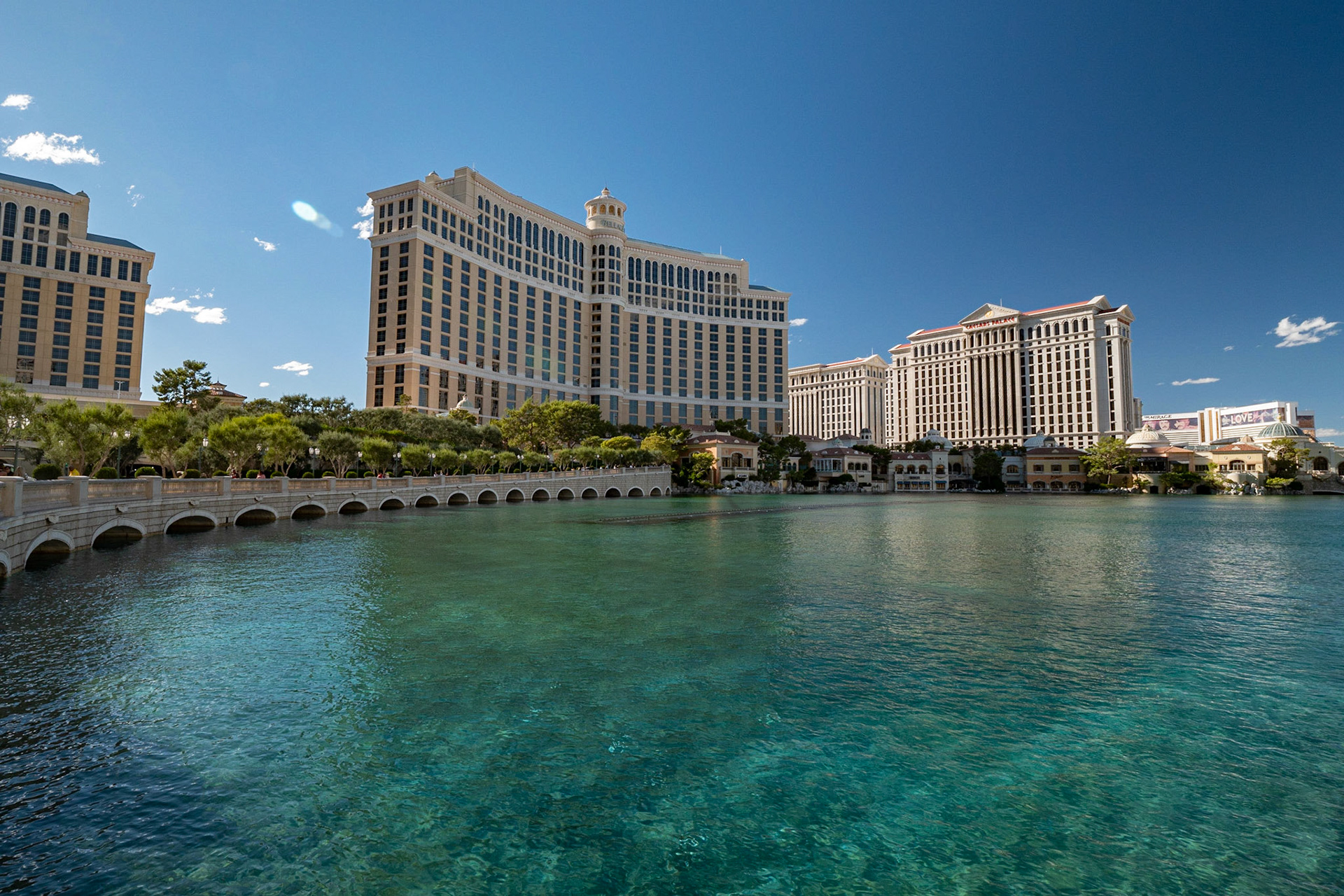 P1094775 Large waterfront area of the Bellagio Hotel