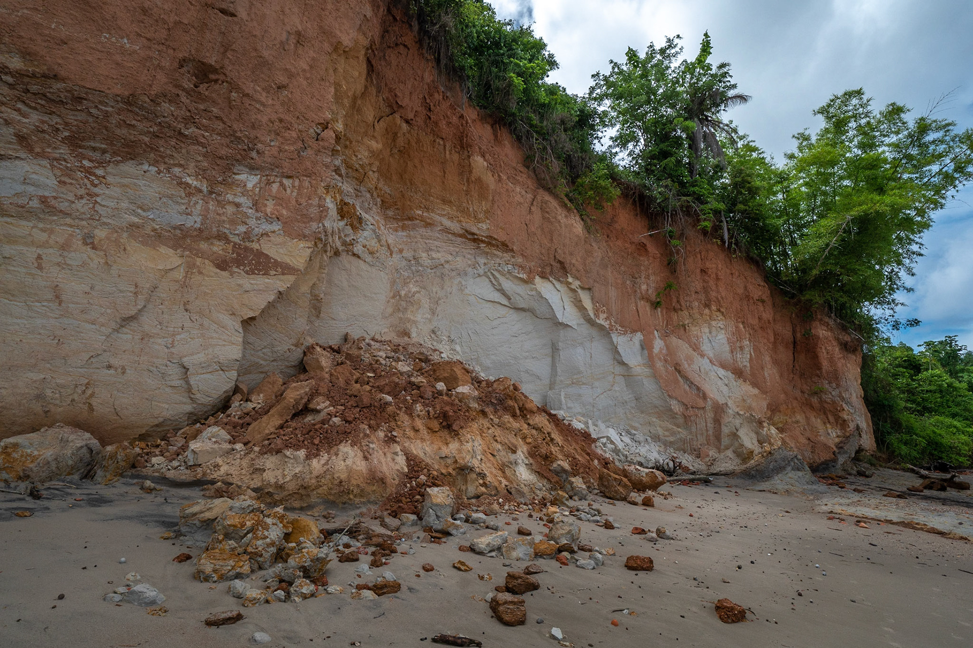 P1071624 The cliff erodes and crumbles