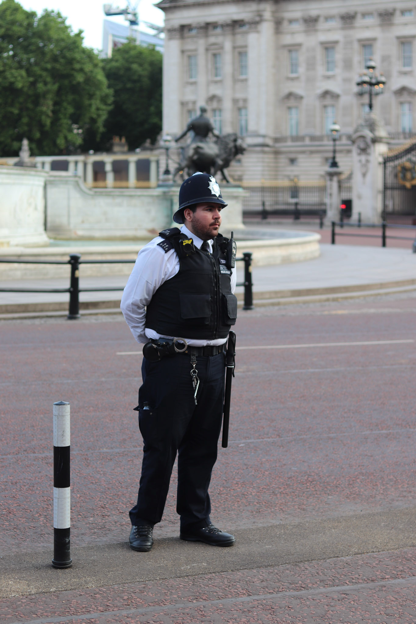 Police officer stands guard outside Buckingham Palace before the State Banquet for President Donald J. Trump