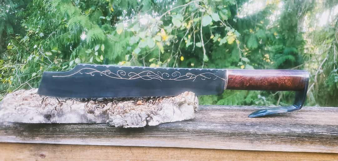 Martyr Chopper, based off medieval paintings and some musuem pieces. Clayed 80crv2 blade with vine file worked spine, engraved vine motif with 24 karat gold plating, bronze plate, honduran rosewood grip and heat blued forged guard