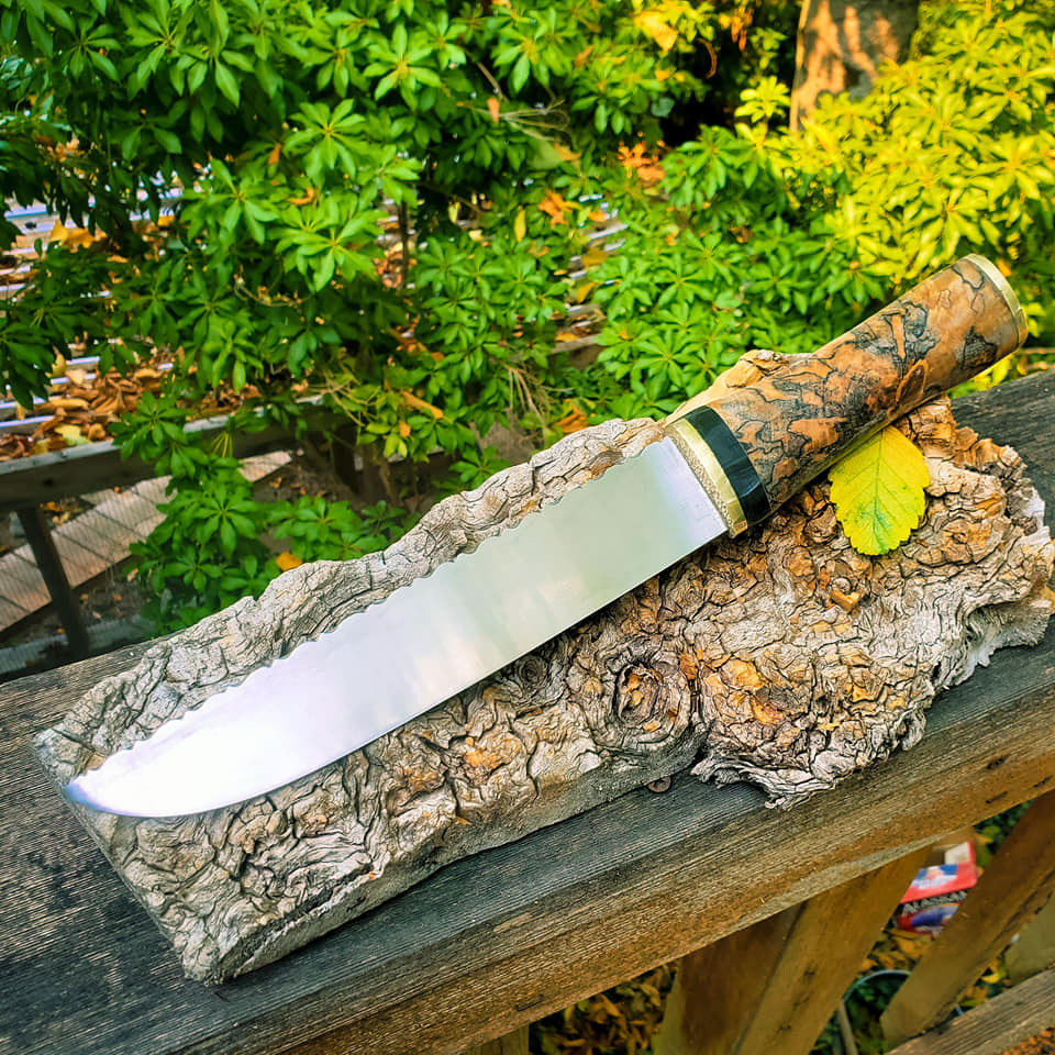 80crv2 blade with vine filework. Grip is spalted birch with brass plates and horn