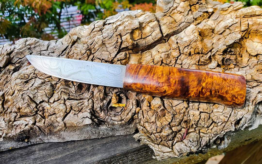 Pattern welded blade, with honduran rosewood handle and bronze plate