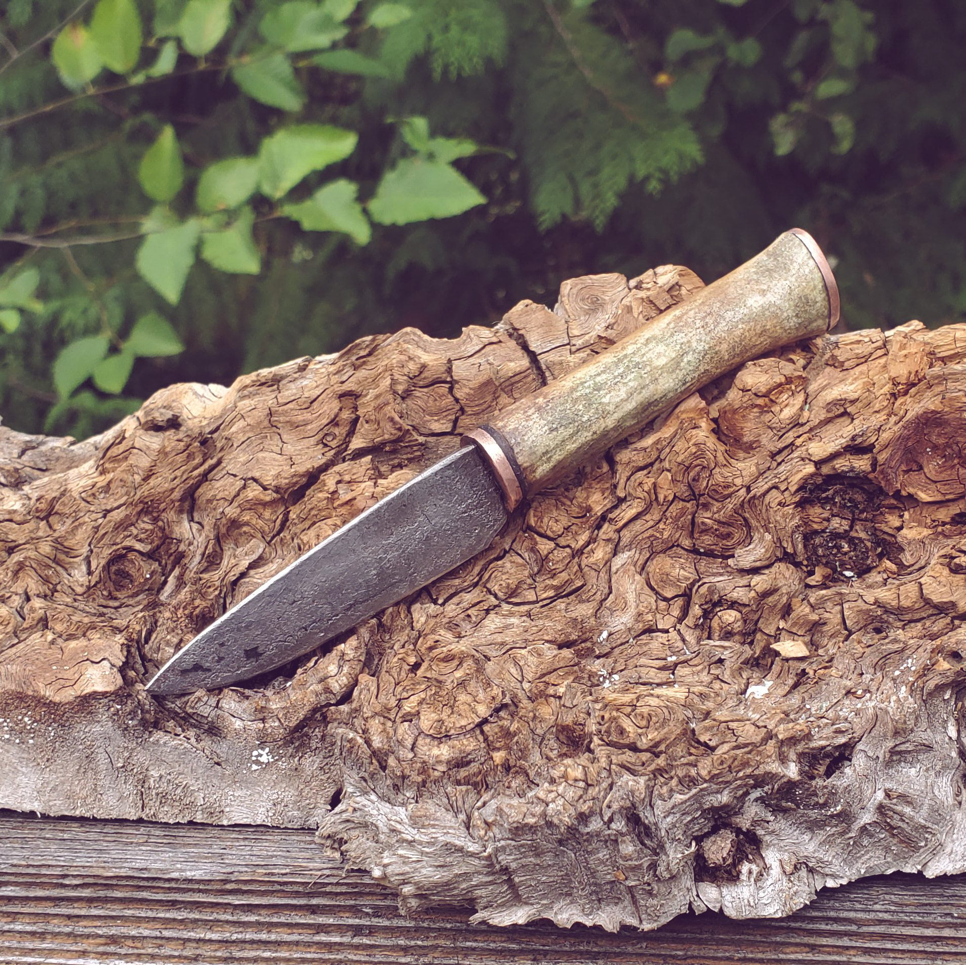 Grade AA. Forged and Heat treated blade by Chris Cushman, handle material chosen by Chris. Caribou antler with natural patina, copper from his shop. Peened construction. OAL: 6.5" with a 3" blade